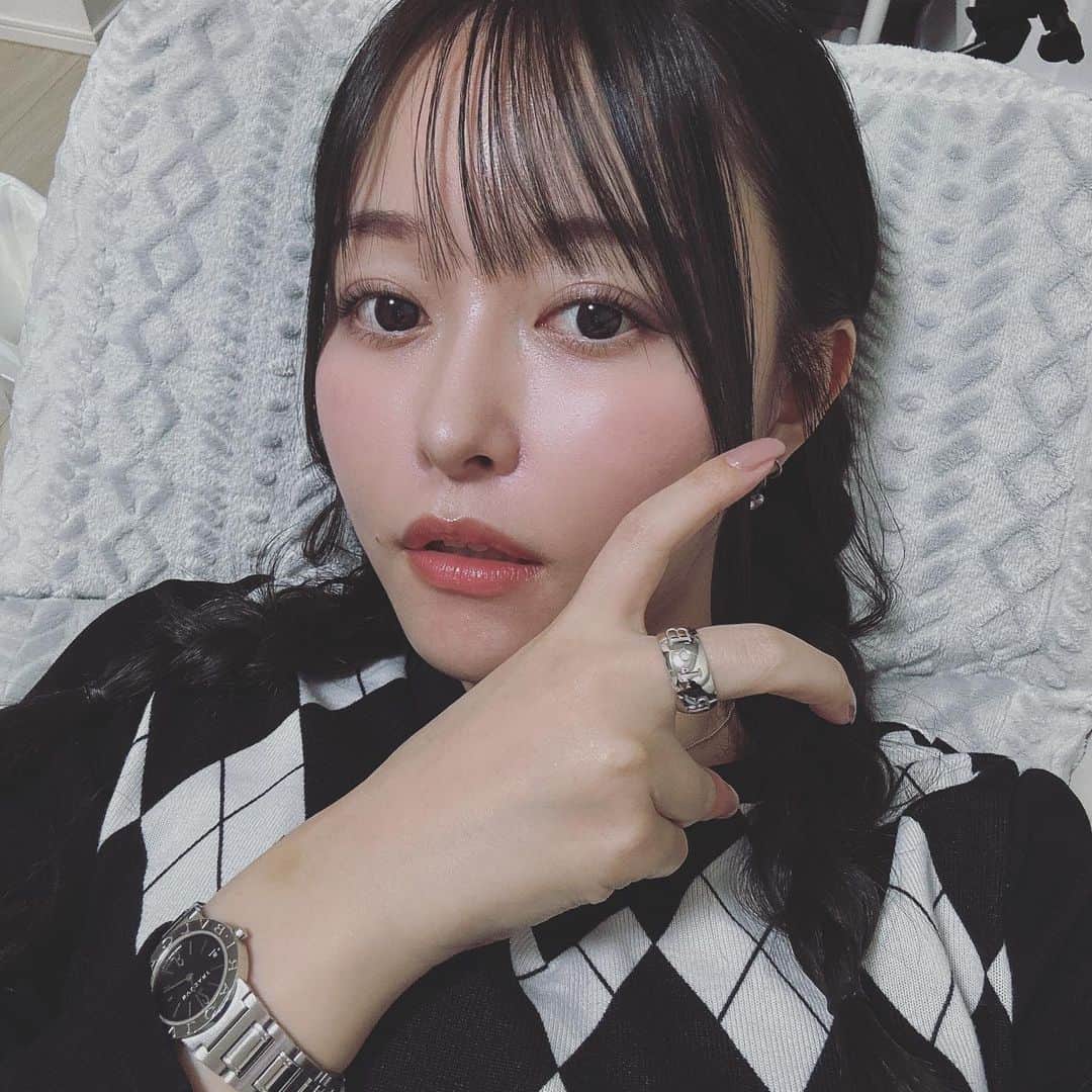 歩乃華（ほのらん）のインスタグラム：「最近ハマっていることはセルフネイルです。そして時計の時間止まっています🙄そして髪も服もカラコンも黒です🤧」