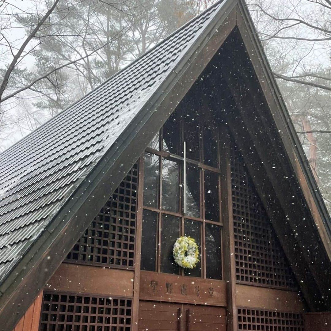 【公式】軽井沢高原教会のインスタグラム：「春の雪が降っています。  やんだり、 降ったり、 みぞれになったり。  #軽井沢 #軽井沢高原教会 #冬と春の間 #春の雪」