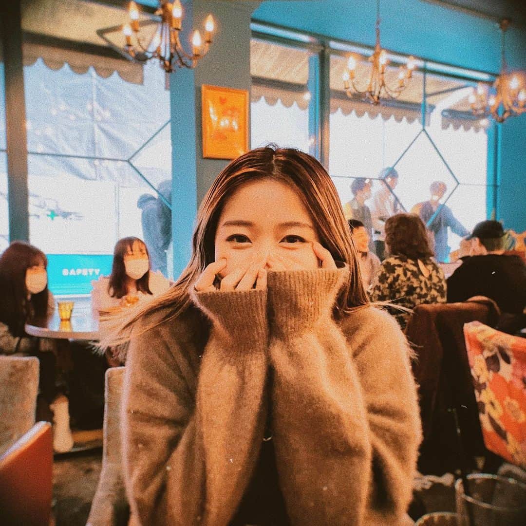 MAOIWATAのインスタグラム：「☕️ 久々なカフェ🥺 りおくんの洋服見て、その後お茶して 家電見に行った〜‼︎🧺✨ 最近家電揃えたい欲💭♡  かわいいななちゃまに会えて だいぶリフレッシュした♡  また買い物いこうねー♡ @pechi.130 💕」