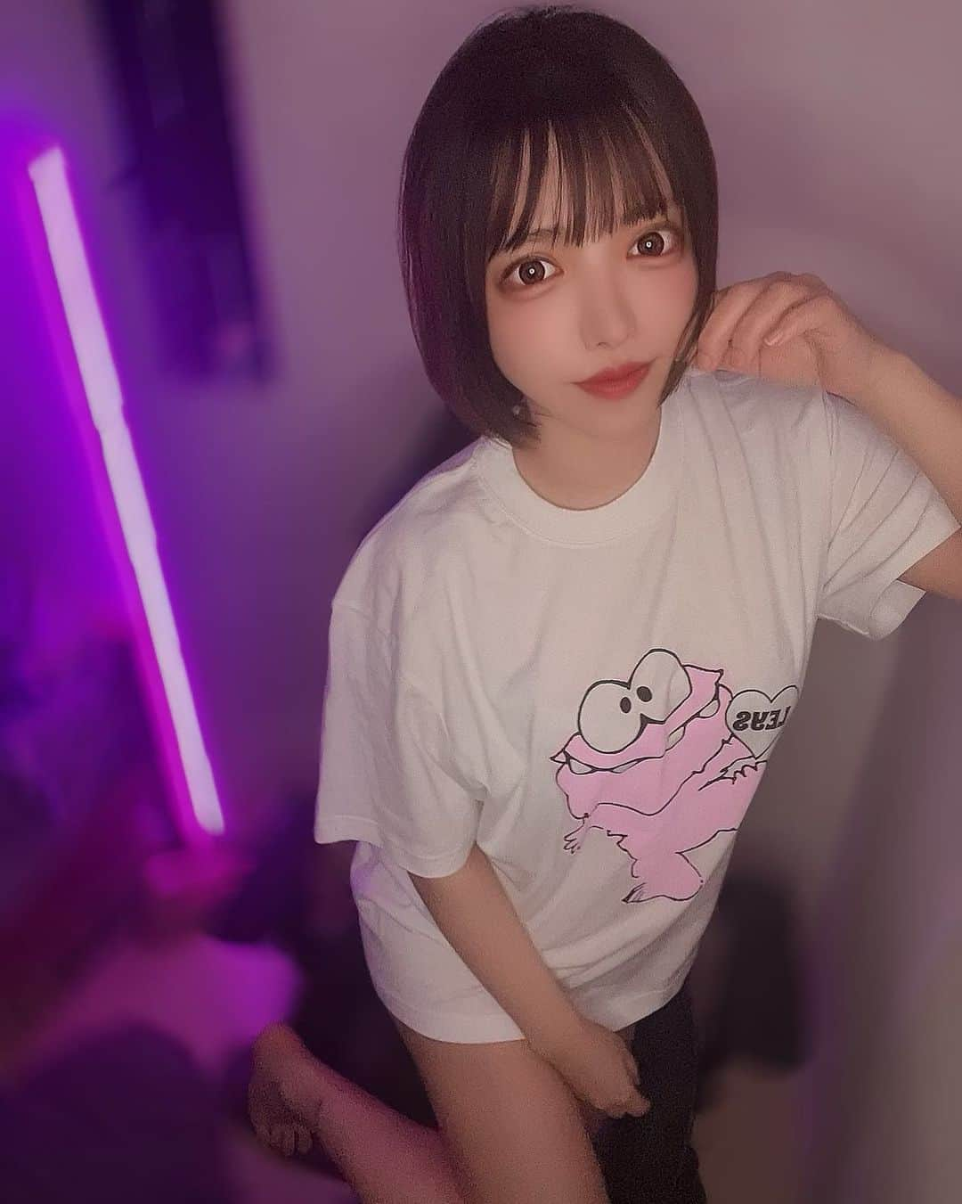 めあり(みい)のインスタグラム：「@leysofficialstore 新作のTシャツみたい👾 もうTシャツの季節くるの嬉しい こんなん何枚あってもいいですらね💋 ・ ・ #tシャツ #tシャツコーデ #コーデ#ゲーム部屋 #ボブ#黒髪ボブ #黒髪ショート#ファッションコーデ#カジュアルコーデ#自撮り#セルフィー#おうち#前髪ぱっつん#カラコン」