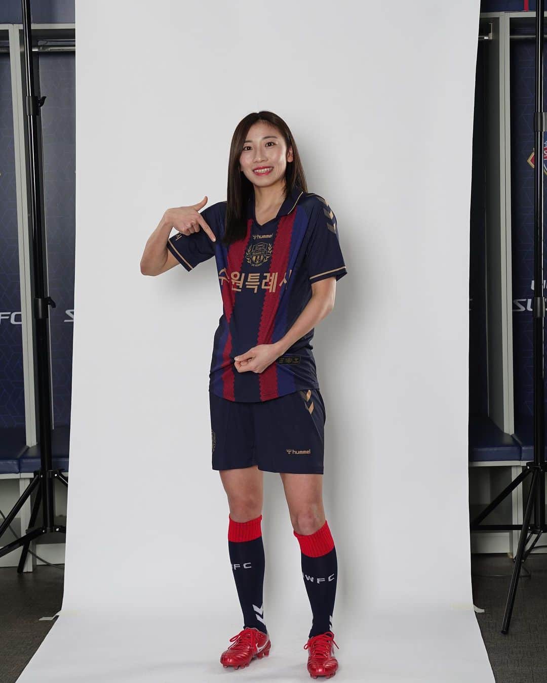 田中萌のインスタグラム：「2023シーズンユニホーム❤️💙 開幕戦まであと１週間⚽️💪 韓国リーグ3年目がんばります🐸🦖⚽️🫶 今年も18番です🦖⚽️❤️💙  #suwonfc#suwonfcw  #韓国女子サッカー #年々韓国人💇‍♀️」