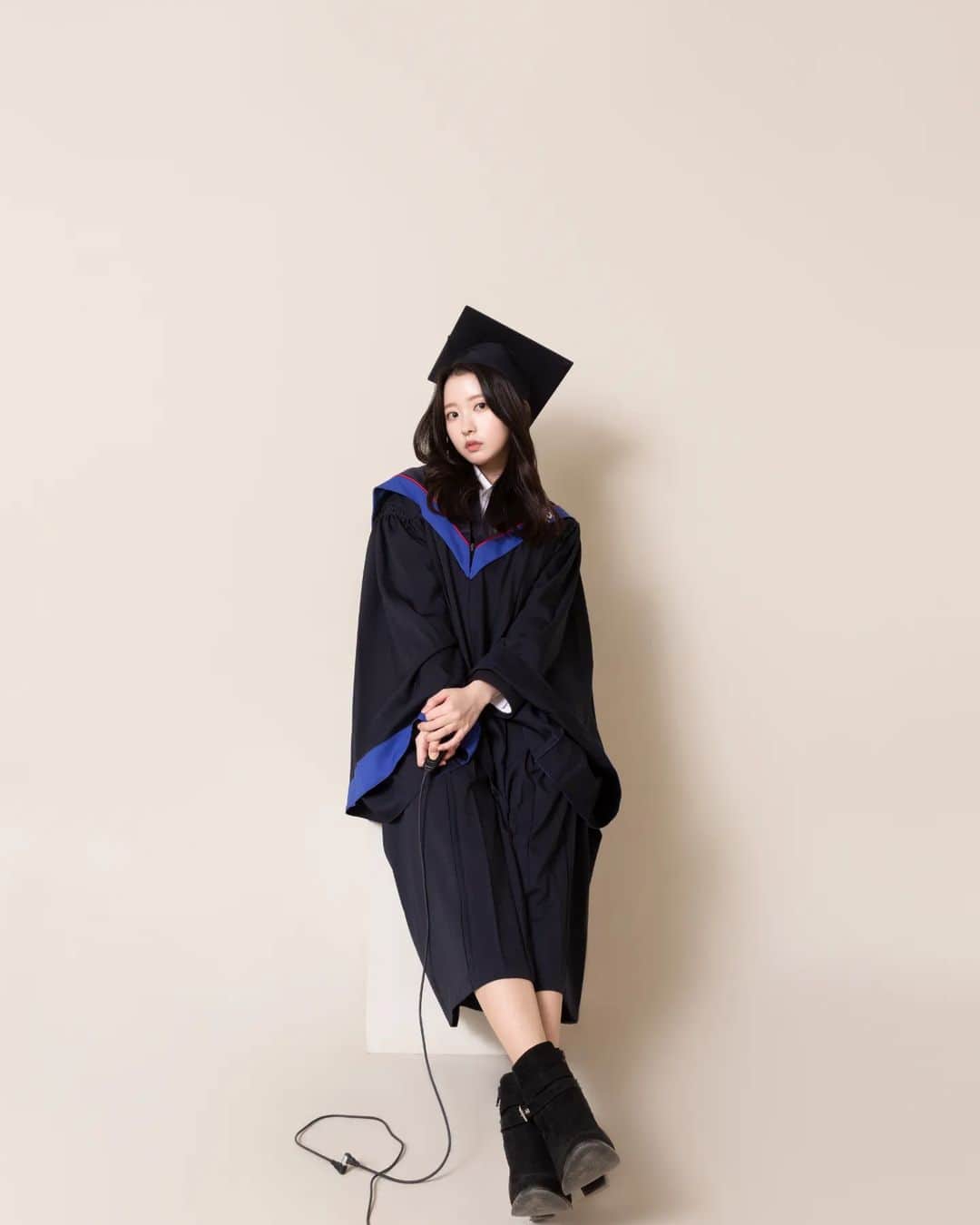 キム・ジミンのインスタグラム：「23.02.13 뒤늦은 졸업 사진 올리기1 💙 #🎓」