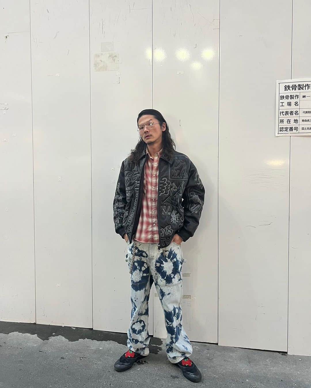 庄村聡泰のインスタグラム：「. #サトヤスタイリング  眼 #レイバン 上 #ルイヴィトン 中 #ラングラー 下 #カクタスプラントフリーマーケット 靴 #アディダス 銀 #クロムハーツ  ペレペレの革ジャンをヴィトンがサンプリングつうかオマージュつうかをするとこうなる訳でしてそら前からペレペレの革ジャン一枚は欲しいと思ってたけどもどうせ買うならヴィトンにしてしまえと思いましてねそれでどうだったかって申しますとええそらもうとても満足していますよ  ペレペレはヒップホップカルチャーで人気のブランドでしてそらまあ狂気的に凝った刺繍を革ジャンに施してたんすよね」