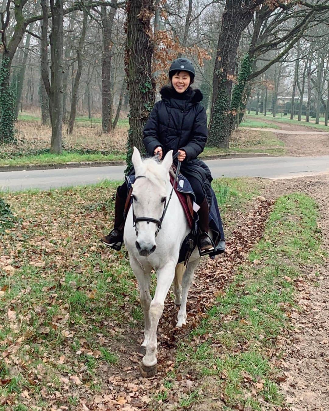 小西真奈美さんのインスタグラム写真 - (小西真奈美Instagram)「乗馬で森散策。 ヘルメットを被ったら少年みたいになってしまいました😂  こちらもパリ市内から電車で3,40分ほどの場所にある"サンジェルマンの森"。  馬と触れ合うのは久しぶりすぎて最初はかなりビビっていました😅 ちゃんと毛並みなどを綺麗にしたり、鞍を乗せたり…などからやっていきます。 だんだんと仲良くなって、最終的にはかなり良いコミュニケーションが取れながら散策出来たのではと🌳  目線が変わると自然の感じ方も変わるし、早朝からだったので霧の深い森に行くと、樹々の匂いも色も晴れた日とは違って、とても素敵な発見だらけの楽しい散策でした。  でも乗馬に必死で、緑豊かな風景を撮り損ねました😅  #サンジェルマン #森 #乗馬 #パリ #旅 #遠足 #小西真奈美」3月18日 18時03分 - manami.official
