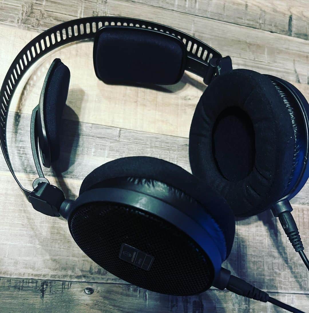 sayaのインスタグラム：「🎧🎧🎧  半年ほど使っているヘッドホンです。とても気に入っています。  定期的に素焼きアーモンドを頼んでいるのですが、なぜか先日、小魚アーモンド500g×2が送られてきて、困惑しながら問い合わせたら「大変申し訳ありません、すぐにアーモンドをお送りします。そちらはそのままお召し上がりください。」と  小魚アーモンド1kgも頂いてしまった🙂  忍びなかったので、周りの人に「なんか小魚アーモンドが届いて…」って言いながら、袋ごとお裾分けしました。  カルシウムが必要なのかな。少しずつ食べながら練習頑張ります。🐟  saya」