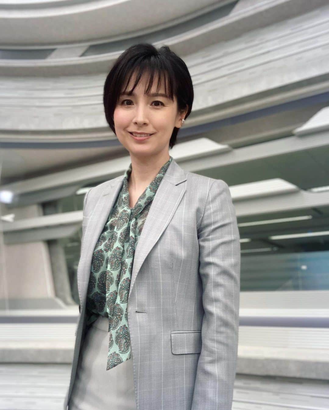 野村真季のインスタグラム：「ANNニュース #着用衣装   1〜3枚目 3/15 昼ニュース ジャケット着ていると「先生みたい」と言われるのはなぜ。 今週は林美沙希アナ冬休みのため、水〜金で昼ニュース担当しました。  4〜6枚目 3/14 午後ニュース  #テレビ朝日 #アナウンサー #アナウンサー衣装 #ootd #ジャケットコーデ #ワンピース #40代コーデ #40代ファッション #50代ファッション #大人コーデ #大人ファッション  #野村真季」