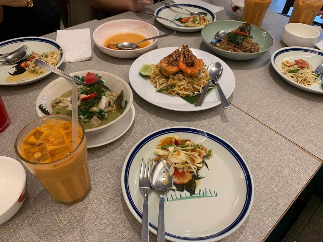 瀬間友里加さんのインスタグラム写真 - (瀬間友里加Instagram)「先日ママ友とランチしたミシュラン付きのタイ料理🇹🇭 シンガポール来て1番美味しかったかも😍辛さはスタンダードにしたけど、どれも辛め😂でも病みつきになる❤️みんなでワイワイシェアできて楽しかった日🥰 #lunch#thaifood #singapore #シンガポール生活 #シンガポールグルメ #シンガポール在住 #タイ料理」3月18日 17時56分 - yurika.sema