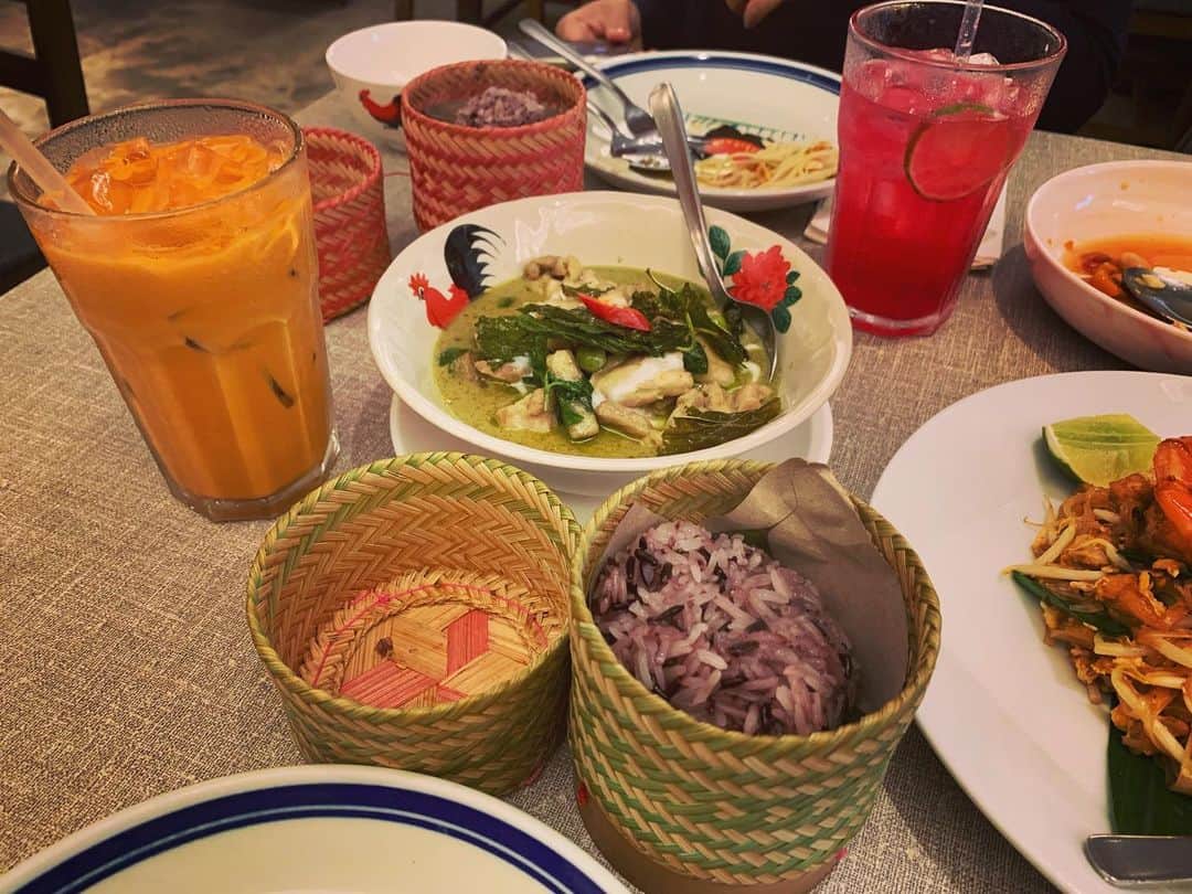 瀬間友里加のインスタグラム：「先日ママ友とランチしたミシュラン付きのタイ料理🇹🇭 シンガポール来て1番美味しかったかも😍辛さはスタンダードにしたけど、どれも辛め😂でも病みつきになる❤️みんなでワイワイシェアできて楽しかった日🥰 #lunch#thaifood #singapore #シンガポール生活 #シンガポールグルメ #シンガポール在住 #タイ料理」