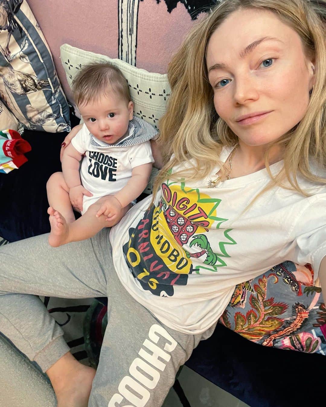 クララ・パジットのインスタグラム：「Tomorrow will be my first Mothers Day..   Il be thinking of all mothers worldwide, the mother figures, those yearning to be mothers, those who choose not to be, all the mothers who have lost children, the mothers who have lost mothers, those with difficult relationships with thier mothers, those who never had a mother… and those mothers who are just trying to keep thier babies safe in the most desperate of situations please join me and @chooselove this Mother’s Day.   If you are looking for a last minute gift for any of the above people in your life you could buy something from the @chooselove shop in their name, send an e-card or simply make a card mentioning your donation, to https://chooselove.org….Thank you 🫶🫶🫶🫶 Please #ChooseLove this #MothersDay #HelpRefugees」