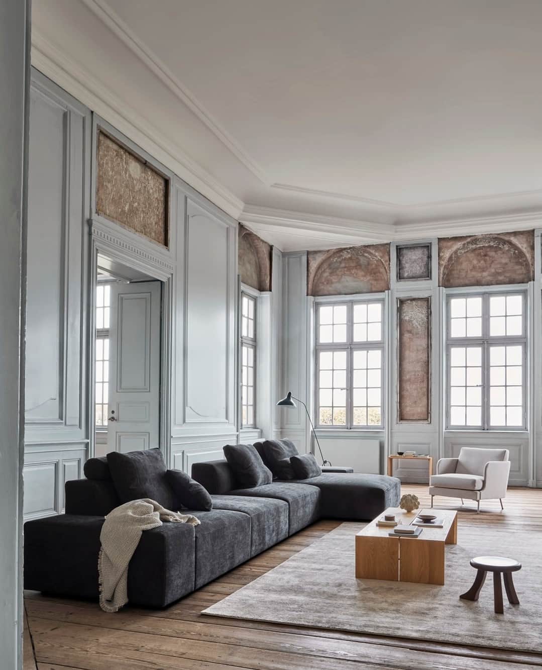 eilersenのインスタグラム：「With the Block sofa, there is plenty of space to fit your entire family. You can combine it in numerous ways so that it will fit your living room perfectly.⁠ ⁠ Sofa: Block upholstered in Level 31⁠ Carpet: Eilersen Stick carpet in colour Sand⁠ Table: Kant table designed by Eilersen & Yuzuru Nishiyama⁠ Chair: Funen low back designed by Eilersen & Pierre Sindre⁠ ⁠ ⁠ ⁠ ⁠ ⁠ ⁠ ⁠ ⁠  ⁠ #eilersen #eilersenfurniture #myeilersen #enjoyaneilersen #Block #homedecor #sofa #danishdesign #inredning #finahem #interiorlovers #interiordesign #modernliving #minimalism #nordiskehjem #nordicinspiration #nordicliving #craftsmanship #luxurylifestyle #boligindretning #designinterior #livingroominspo #boliginspiration #softminimalism #hemindredning #schönerwohnen #nordicminimalism #throughgenerations」