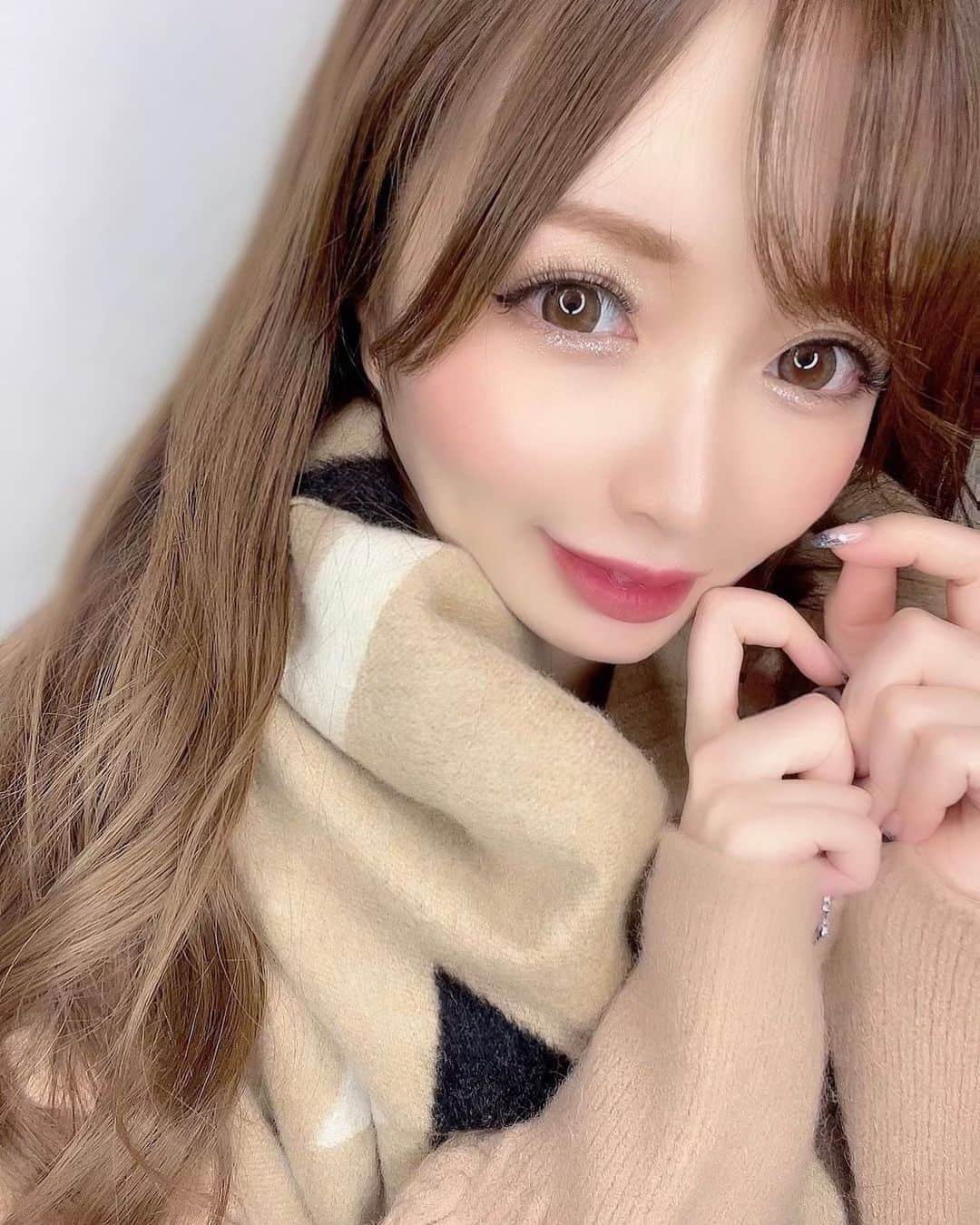 のインスタグラム：「雨は引きこもり☔️🌧✨☔️  #新宿 #歌舞伎町 #六本木 #北新地 #大阪ミナミ #すすきの #中洲 #銀座 #キャバ嬢 #キャバクラ #kabukicho #japanesegirl #kawaiigirl #点赞 #关注 #评论 #可爱 #美容院 #韓国通販 #maybins #春コーデ #マフラー #louisvuitton #vuittonscarf」