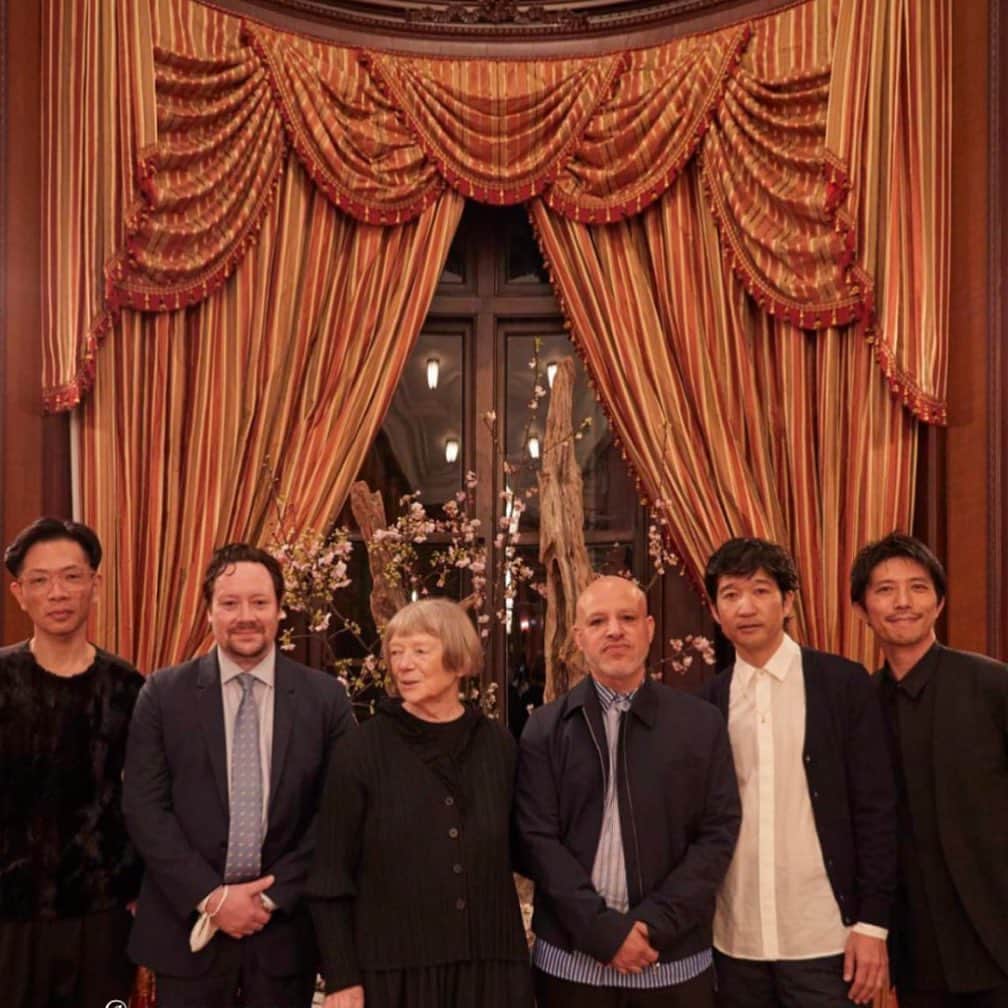 松山智一のインスタグラム：「Thanks for all who visited the opening of our group exhibition, “Die Young, Stay Pretty” at @kotaro_nukaga , huge love to my brother @carlosrolon for co-curating this exhibition. global travelling is back. 🙏 for the artists for flyin’ into 🇯🇵 ,  @takurokuwata  @_sayre_gomez_  @candidahoefer_official  @carlosrolon  @kotaro_nukaga11    @kotaro_nukaga ギャラリーでのグループ展が無事スタート。久しぶりにキュレーションを出来たこと、また参加作家がみな賛同し来日してくれたことに感謝。本展覧会、額賀くん、熱い想いで快く受け入れてくれてありがとう。三井倶楽部でのオープニングディナーにての一枚📸」
