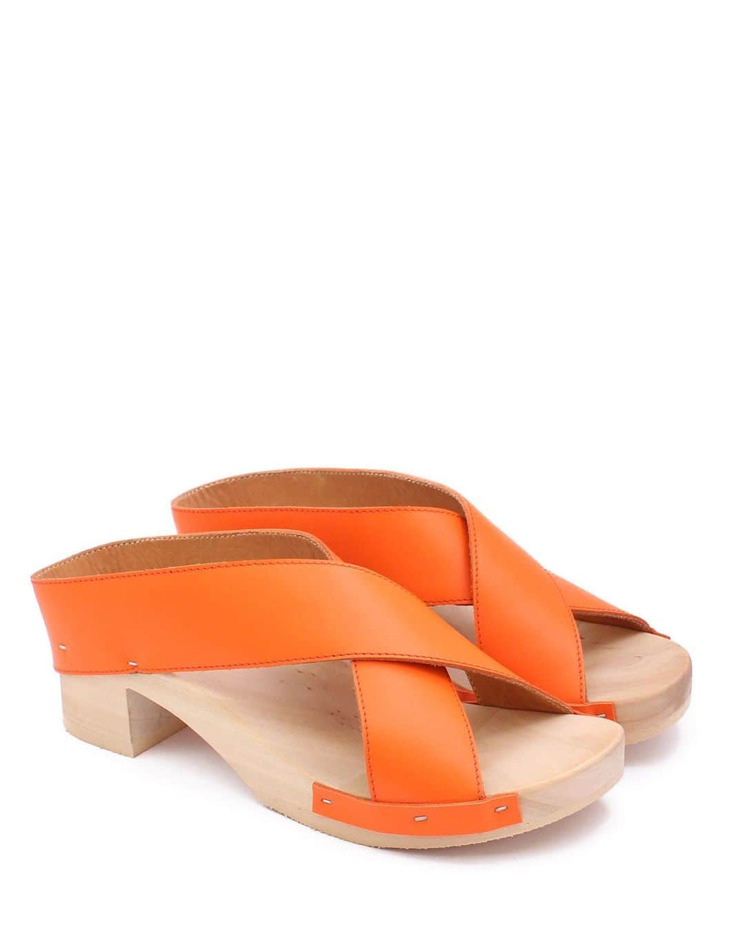 ロサモサさんのインスタグラム写真 - (ロサモサInstagram)「New IN Store + online and in this weekend‘s @diepresse.schaufenster by @daniel_kalt : Rocco Judo in several colors, now on our new block heel sole 🧡!! + The rosa mosa Shop is open today Sat 11-15h + Happy to meeting you !! + #rosamosavienna #tangarine #rosamosa orangeshoes #orange #orangesandals #springshoes #wien #vienna #viennastyle #diepresseschaufenster」3月18日 18時19分 - rosamosavienna