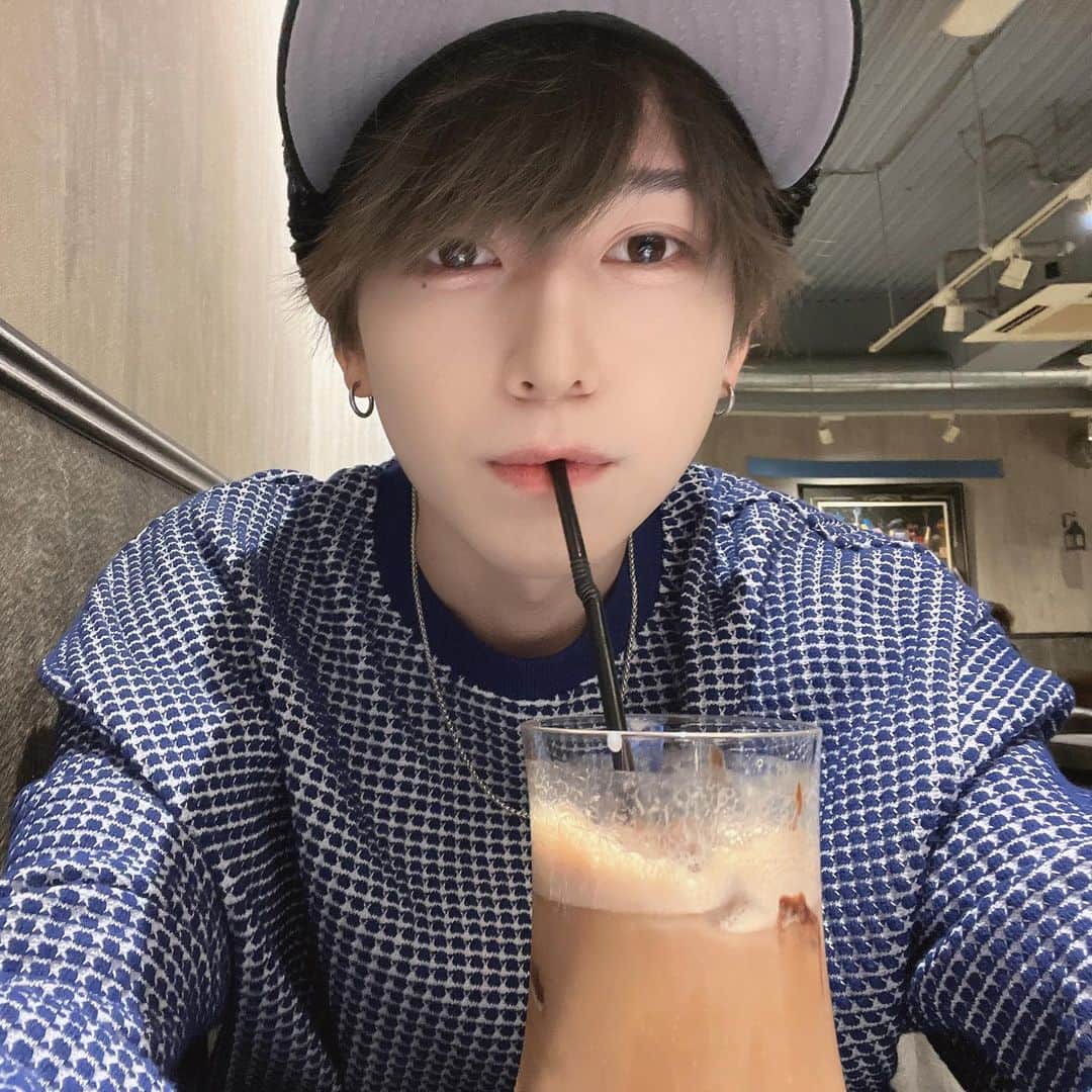 深谷柊さんのインスタグラム写真 - (深谷柊Instagram)「何飲んでるでしょうかー？」3月18日 18時22分 - petite_shumero