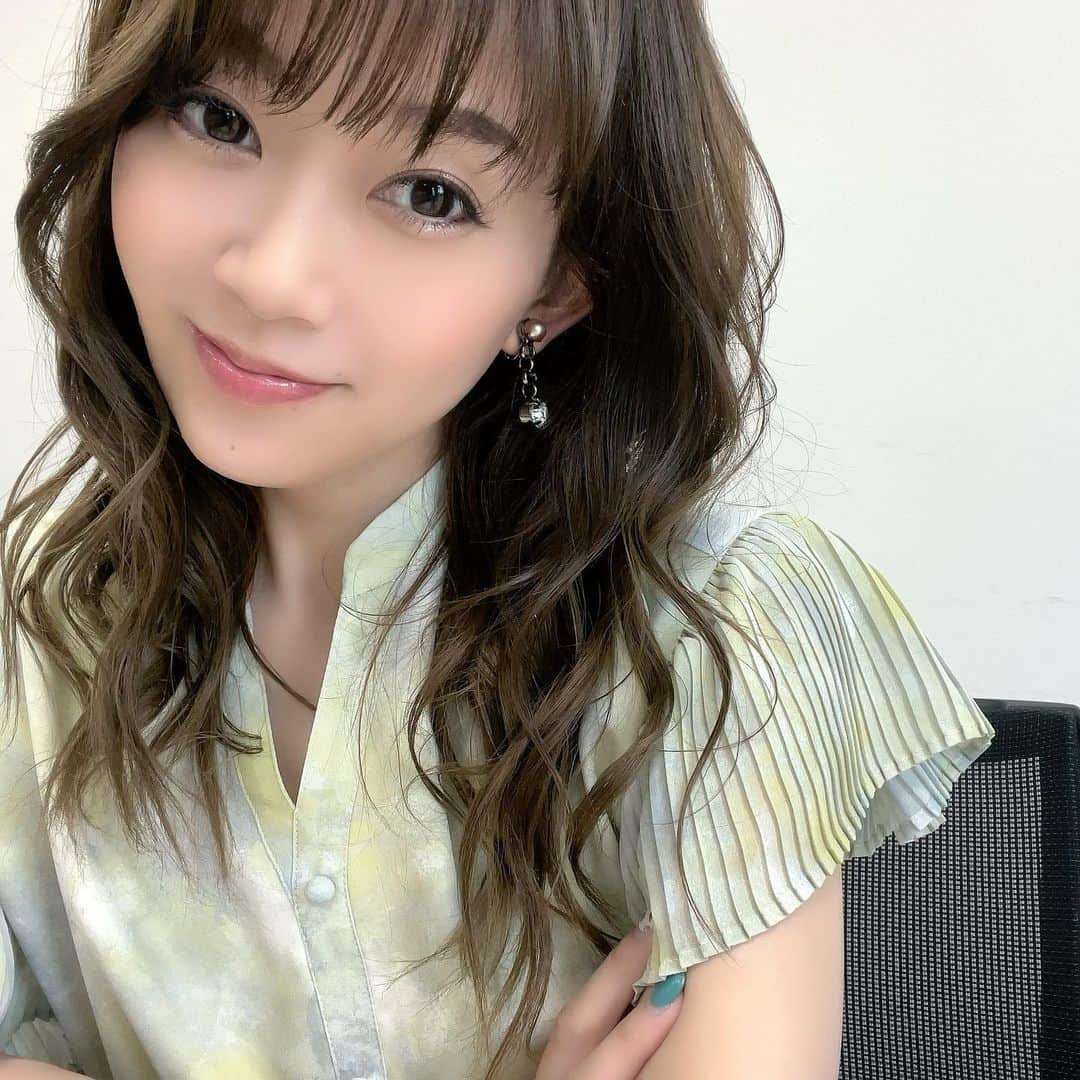 岡部玲子のインスタグラム：「本日の衣装とヘアアレンジ✨  淡い春色ワンピースは 素材もサラリで 心地よい涼しさでしたよ✨  ヘアアレンジは 巻き髪ダウンスタイル☺️ 顔周りのゆるカーブが絶妙で…感動🥹‼️ (それがわかりやすい写真を選びました☺️)  アクセサリーも ストーンの存在感がちょうどいい✨  今日も私を作り上げてくださった皆様に 感謝です🙏✨  🏇は…  中山7レースの 3連単3頭ボックスが当たり🎯 そこから当てたり減らしたりを繰り返して😂 中山メインレース フラワーカップ💐 パルクリチュードからの ワイド2パターンが的中🎯 (単勝も買っていたので直線うるさかったですけど🙄)  最終レースでだいぶ減らしたのですが😂 #なんとかプラス  で終われました🥹  明日も頑張らないと💪  今日もご視聴頂きました皆様✨ ありがとうございました☺️  グリーンチャンネルWebが よりきれいな画質で お楽しみ頂けるようになりました👏✨  🏇はもちろん は…肌のケアも頑張ります🙄😂  ではでは皆様✨ 素敵な週末を😉✨  #岡部玲子 #タレント　#レポーター　#競馬　#競馬キャスター　#グリーンチャンネル　#生放送　#競馬中継　#衣装　#ヘアアレンジ　#アクセサリー　#tvshow #dress #hairarrange #accessories #🏇」