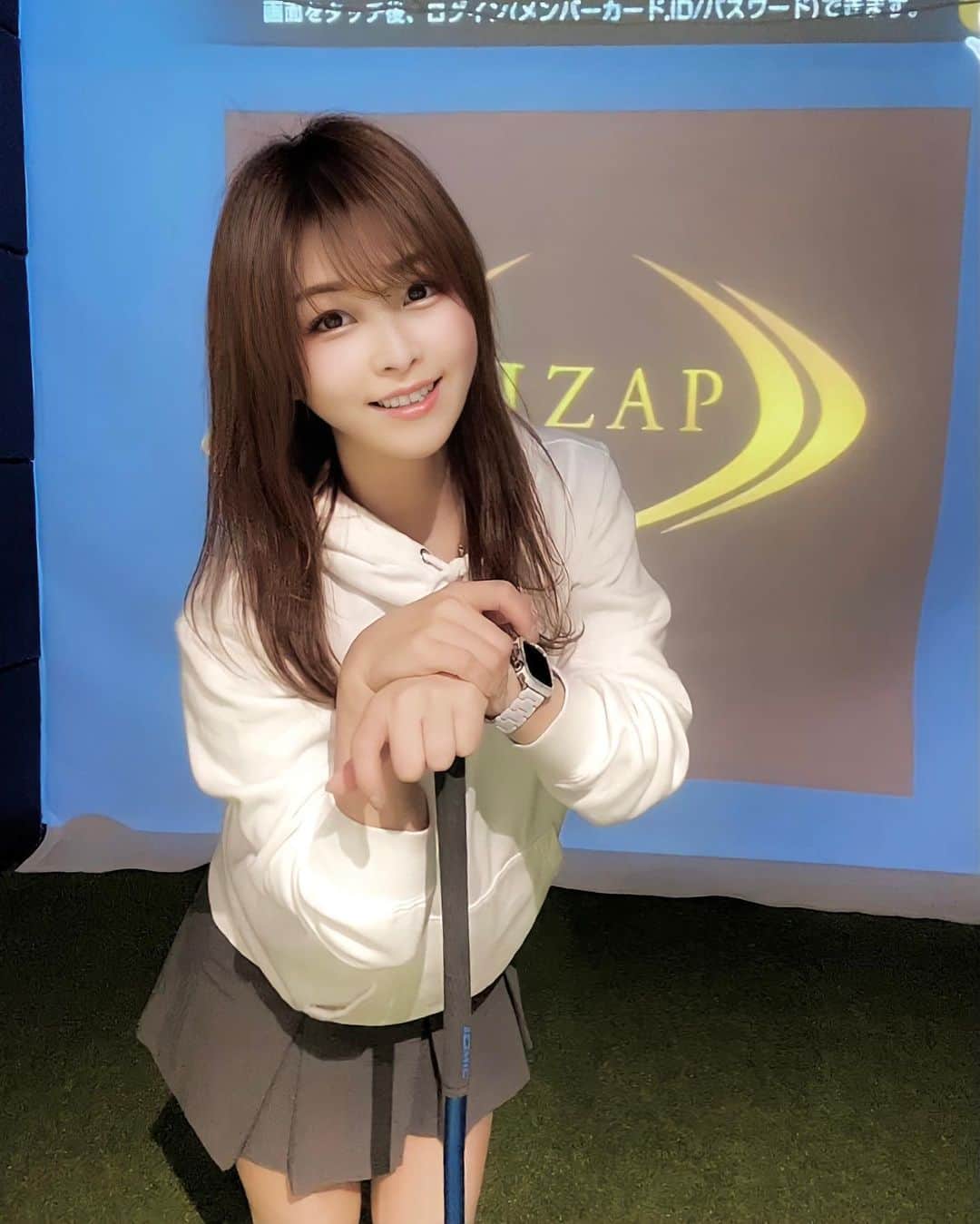 mikaのインスタグラム：「♥︎︎∗︎* @rizap_golf ⛳️  ついに6回目🏌️‍♀️  ついつい楽して打つクセがついてて テイクバックで体が回ってない事が多い私🫣  大体まぁまぁしか言ってくれないコーチが 体を上手く回せた時は良い‼︎とちゃんと 褒めてもらえて激しく嬉しい🙌  身体固めなのでストレッチもしっかりして もっと上手く回せるようになりたい✨  #ライザップゴルフ #ライザップ #ライザップ10周年 #rizap #rizapgolf #golf #ゴルフ #ゴルフ女子 #ゴルフレッスン #アイアン練習」