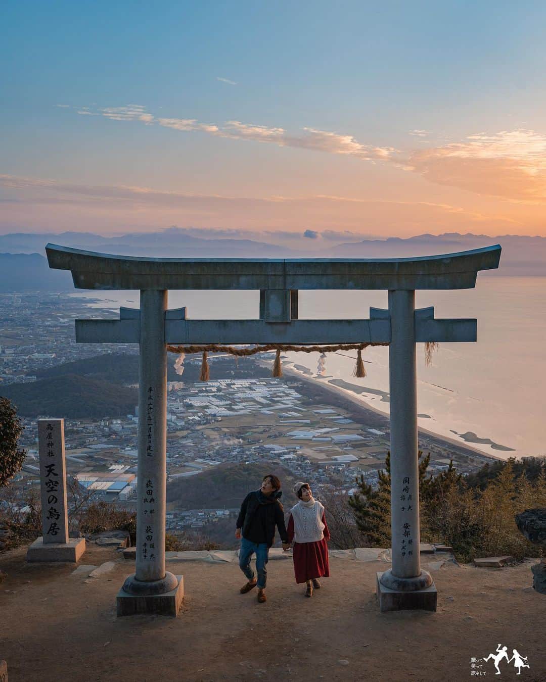 こんちゃんのインスタグラム：「2ヶ月半過ごした四国とお別れ。 ラストは香川にある天空の鳥居へ⛩  噂には聞いてたけど絶景…！平日は車でここまで行けるんだけどめっちゃ道細くてやばかった！笑 日が沈んだ後の夕暮れ時は人もあまりいなくて満喫できてよかった。そして境内に自販機があってお守りや御朱印、うどんまで売ってて最後まで香川県民のうどん愛を感じた🙄笑  そして四国を出たあとは岡山へ。 ずっと行きたかった鷲羽山ハイランド🇧🇷 カオス！！もう本当カオス！！！！！笑 日本一周してるけど1番カオスな遊園地だったわ！！笑(詳しくはYouTube)  初っ端から岡山面食らったけど、いろいろ行ってきたので動画も写真も楽しみにしてておくれ〜！！！！  #とったび #天空の鳥居」