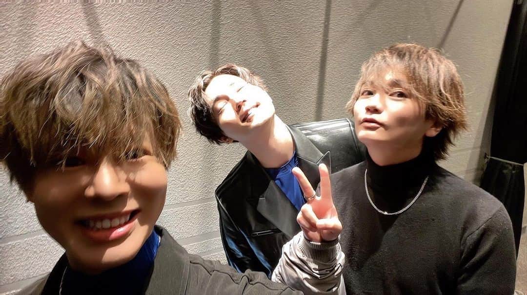 神尾晋一郎のインスタグラム：「上映会イベント！話し始めると全然時間が足りなくてアワアワしてましたー！笑  照明を一身に受ける男を真ん中に据えて……  浅沼さんも駒ちゃんも可愛い！」