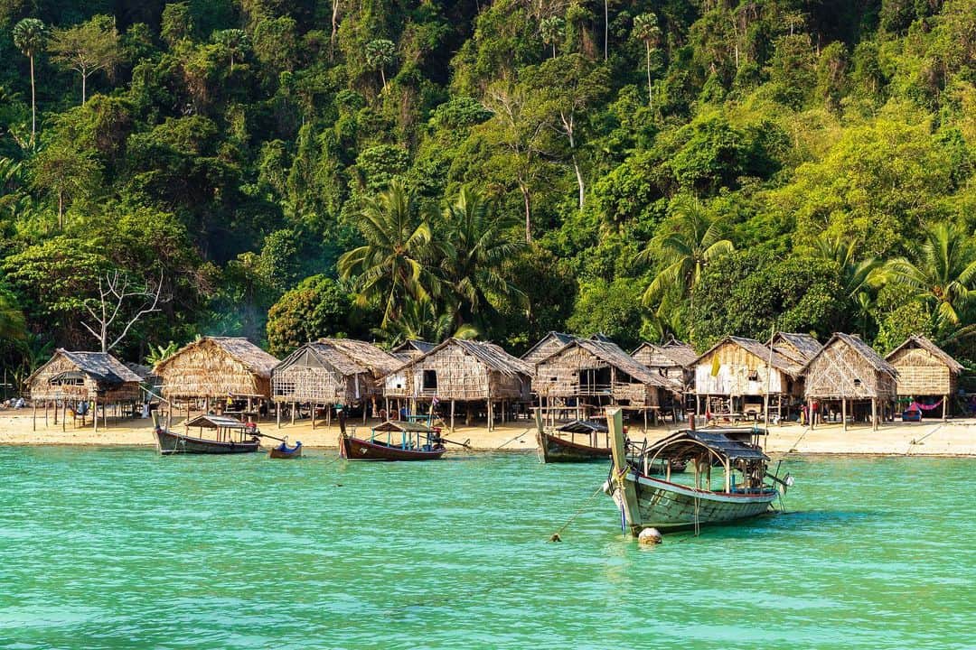タイ国政府観光庁さんのインスタグラム写真 - (タイ国政府観光庁Instagram)「. ༉‧₊˚ 🇹🇭わざわざ行きタイ旅！ ⠀ ⋯⋯⋯⋯⋯⋯⋯⋯⋯⋯⋯⋯✈  毎週土曜日は、まだあまり知られていないタイの秘境スポットをご紹介♪   今回はパンガーの「スリン諸島」へ✨  アンダマン海に浮かぶスリン諸島は、国立公園に指定されている秘境✨島にはクルーズ船でしかアクセスできず、手付かずの美しい海が残されているエリアです🐠💙  ダイビングの聖地ともされ、特にスリン南のアオパッカートやアオタオ、アオチョンカートは人気のダイブサイト（アオ=タイ語で湾の意味）🤿💕  またトリンラ島周辺は、枝サンゴの群生と、その上を泳ぐ何万匹ものデバスズメダイの群れに出会えるポイントとなっています🪸  砂地では、無数のジョーフィッシュが生息していたり、メタリックシュリンプゴビーやヒレナガネジリンボウといったハゼ類が豊富だったりと、過ごし方はさまざま🐚✨  この地に暮らす海の民”モーケン族”の文化やライフスタイルを垣間見られるのも、スリン諸島の魅力のひとつです😌  ☆「行ってみたい！」：いいね❤をタップ ★「参考になった！」：保存ボタン🔖をタップ  #タイ #パンガー #スリン諸島 #ダイビング #ダイビング旅行 #ダイビング好き  #タイでダイビング #国立公園 #今こそタイへ #こんなタイ知らなかった #もっと知りタイ #はじめてのタイ #タイ旅行 #パンガー旅行 #旅好きな人と繋がりたい #旅行好きな人と繋がりたい #海外旅行 #thailand #phangnga #phangngatrip #surinisland #nationalparkthailand #hiddengems #thailandhiddengems #amazingthailand #thailandtravel #thailandtrip #thaistagram #lovethailand #amazingnewchapters」3月18日 18時39分 - amazingthailandjp