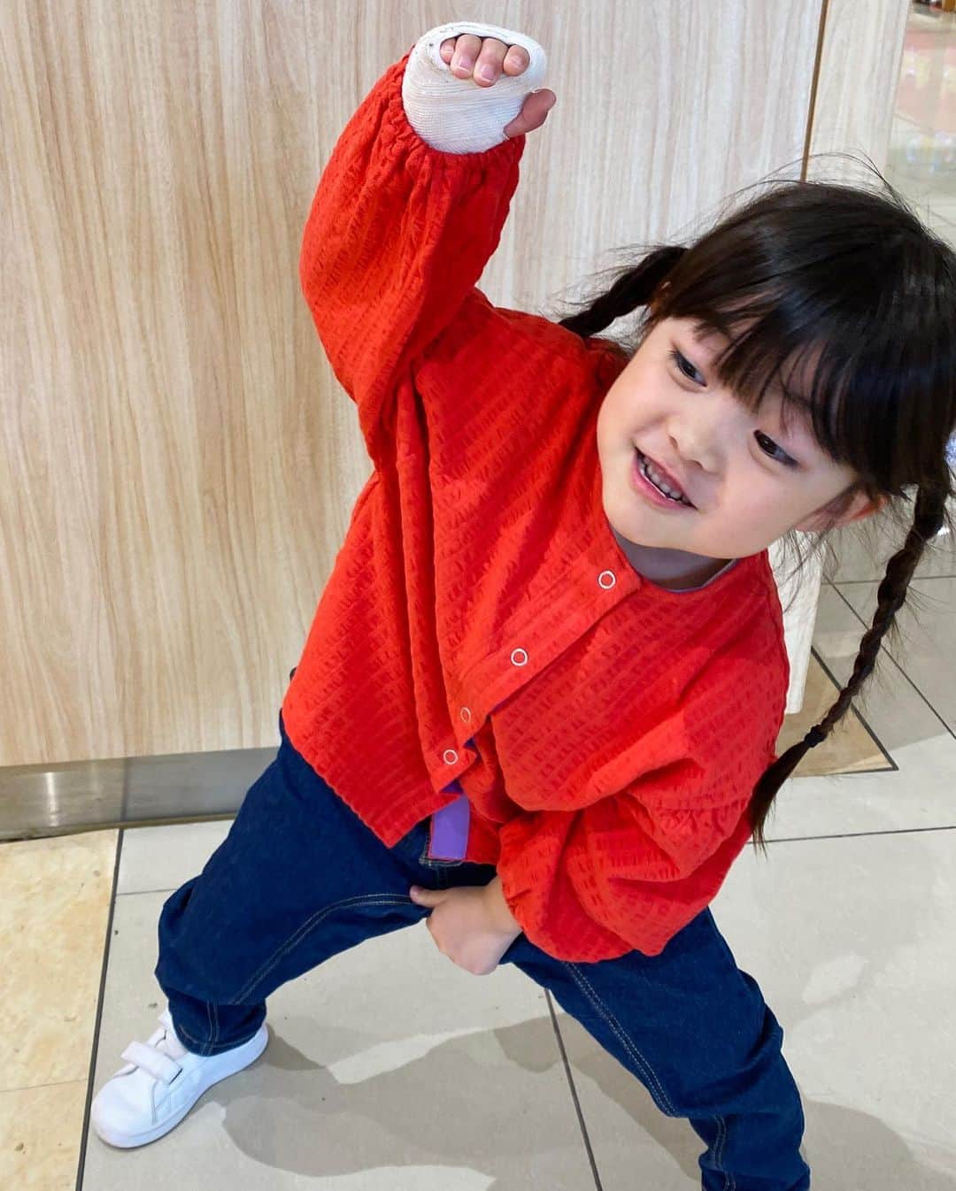 安田由紀奈さんのインスタグラム写真 - (安田由紀奈Instagram)「この1年でひょうきんさが増している...喜ばしい。 興奮すると鼻が広がる🥸 ・ 弟くんは今がひょうきんなので時期に大人しくなるか、さらにひょうきんになるか...恐ろしい。 ・ Wひょうきんだと母のツッコミ力が上がるぜ🔥  #ひょうきん  #ひょうきん娘 #4歳 #女の子 #1歳男の子　 #女の子ママ  #キッズコーデ #マーキーズ  #markeys  我が家の #キッズモデル」3月18日 18時41分 - toatoachannel