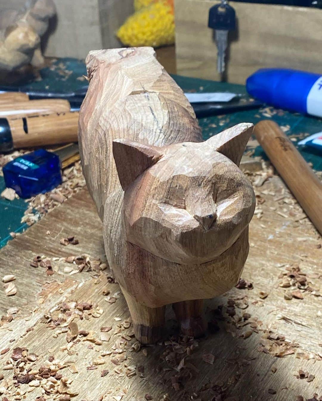 yamanekoのインスタグラム：「しばらくお休みしていましたが、少し大きなネコを楠で製作しています。 楠のあまりの彫り心地の良さと香りに感激しています。( Cinnamomum camphora) いつもの小さなネコはシナノキです。(Tilia japonica) 材は違ってもネコ😹😹😹  シッポはこれからつぎます😽  #楠 #シナノキ #彫刻#木彫 #木彫り猫 #猫彫刻 #にゃーん #ねこ #ねこすたぐらむ #バンナイリョウジ #cat#catstagram #catsofinstagram #catcarving #catsculpture #sculpture #woodworking#woodsculpture #woodcarving #ryojibannai」