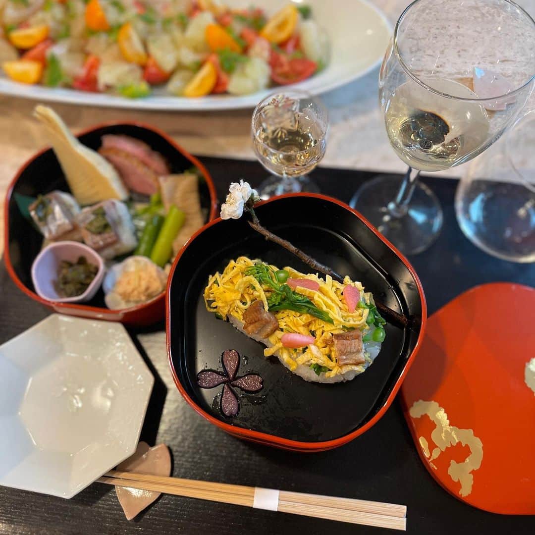 小日向えりのインスタグラム：「月に１回お邪魔しているお料理会🍳  今日は春の行楽弁当🌸  好きな重箱を選んで各々自分のセンスで盛り付けていきました🥰  桃を添えてできあがりー！ 食べるのがもったいなかった。 ごちそうさまでした。  ◇棒寿司  ◇散らし押し寿司 ◇鮭西京焼き ◇帆立の白和え ◇生麩田楽  ◇塩鴨  ◇筍  ◇蕗のとう煮浸し ◇鯛の子煮 ◇うど金平 ◇天使のエビ ◇ネギぬた  ◇グリーンアスパラ ミモザ風  ◇フルーツトマトと文旦のサラダ ◇山菜の味噌汁  うるい ウド 筍 菜花 天使の海老(頭の部分)」
