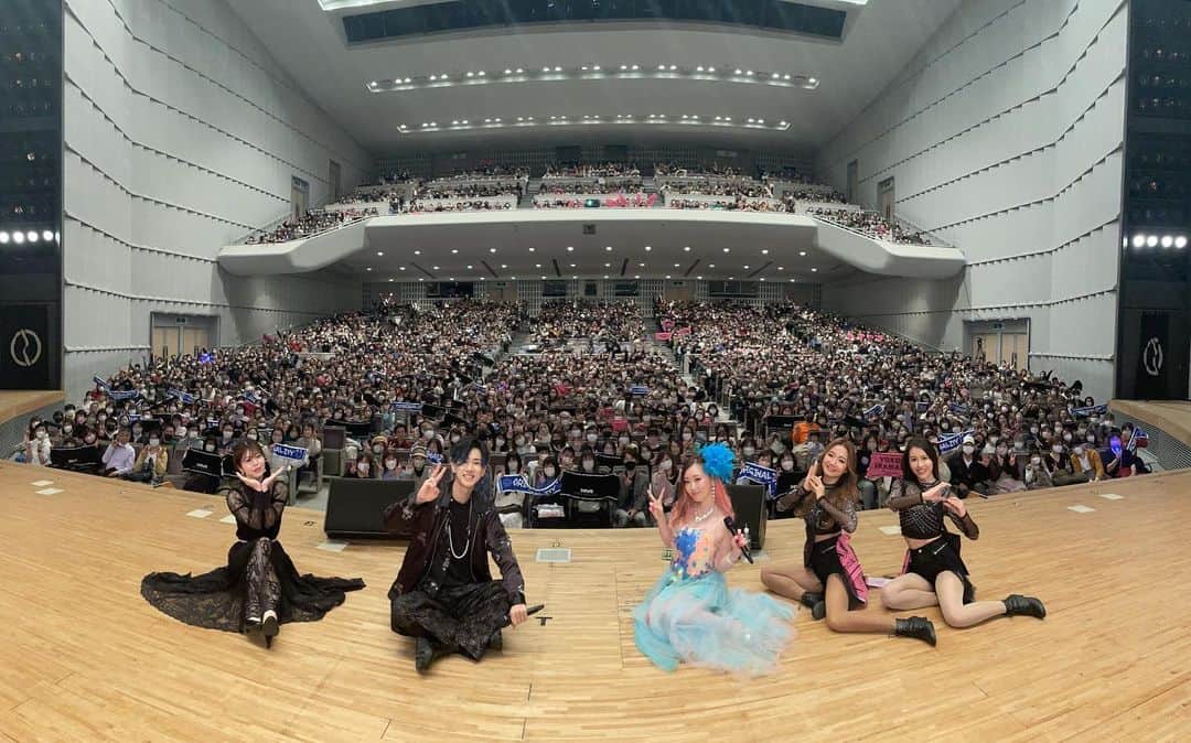 のインスタグラム：「荒牧陽子×松浦航大 歌マネジョイントコンサート ツアーファイナル東京  ただただ感謝。 叫びたい気分ですわぁ！  嬉しい事も悔しいバネも たくさんの学びを このツアーがくれました！  全公演完売のすごい勢いを 一緒に駆け抜けてくれた 荒牧陽子さん、ヤブシタさん、 ファンのみんなありがとうございました！  #松浦航大 #荒牧陽子 #YABUSHITA」