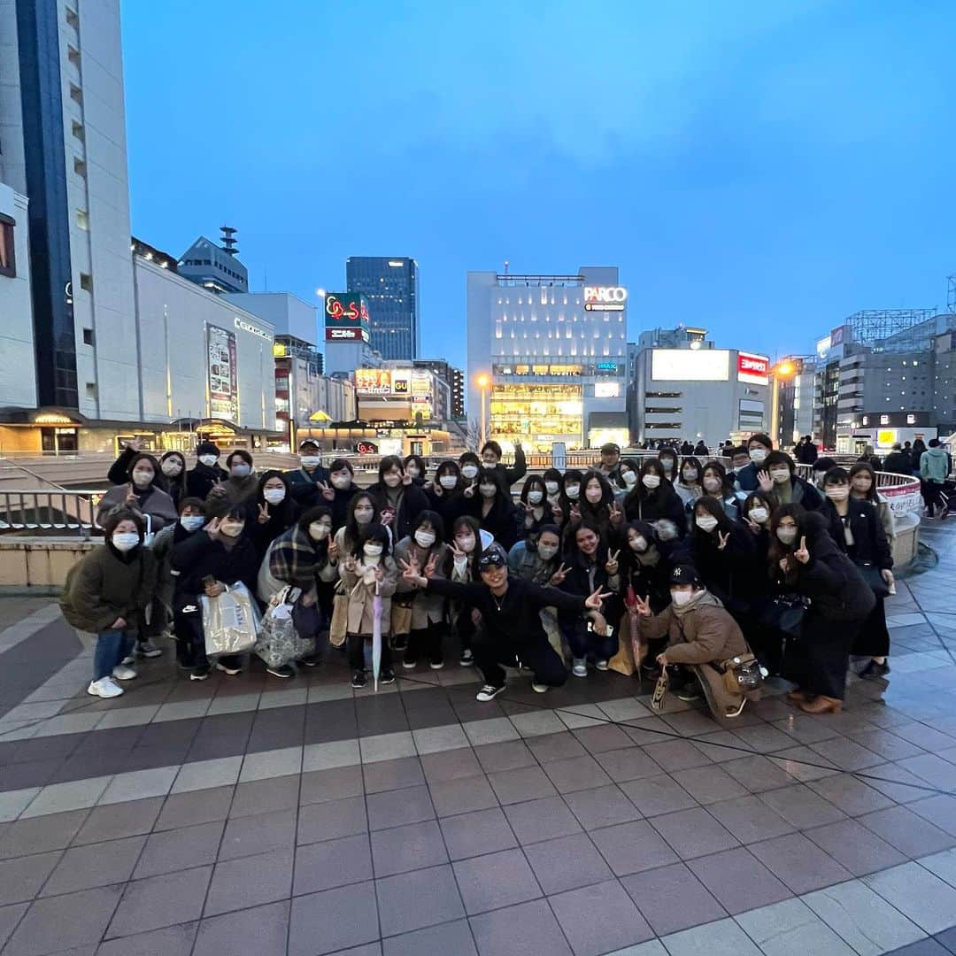 KAZUKI【ANFiNY】のインスタグラム：「5年ぶりの仙台1日目🐮👅  雪降って雨降って寒い中 こんなにもたくさんの仙台family🥲  行く時のドタバタ劇の嫌な感じが 全部吹っ飛びましたwww  ありがとうみんな！🤣  明日も17時〜 同じ場所でやります💪  familyから良い情報得たけん 明日は2回くらい歌えそうです🔥  仙台盛り上げたいしまた来たいけん たくさんの人が観に来てくれると嬉しい🥺  待っとるね！！！！  じゃあまた明日🥇✨  #髙橋一輝 #仙台路上 #路上ライブ」