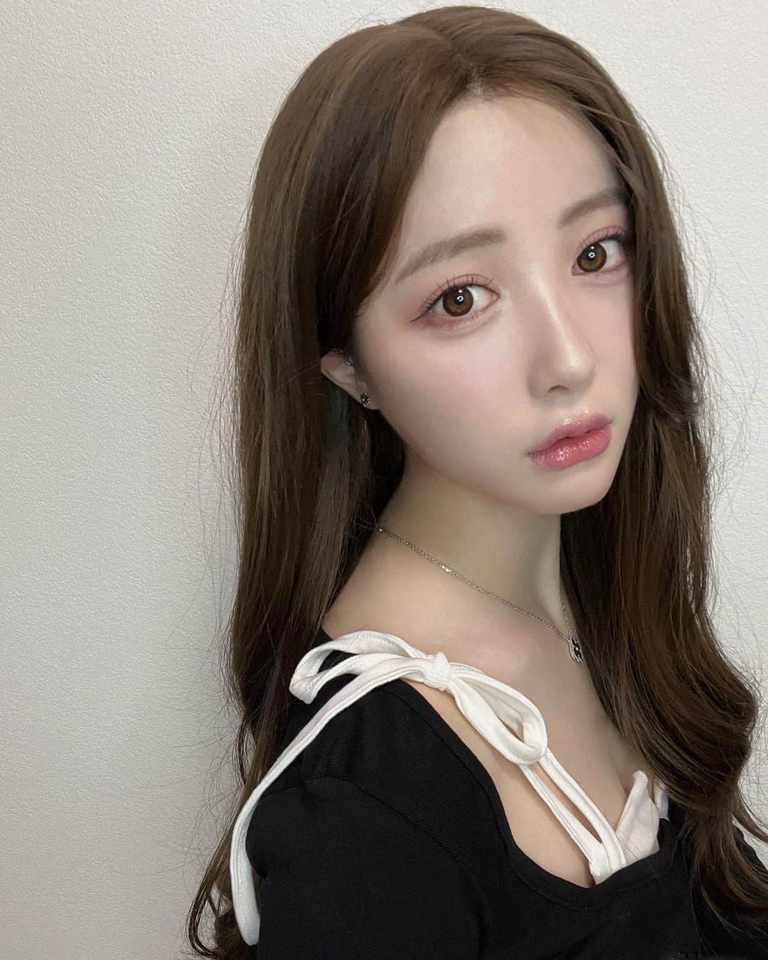 ふくれなのインスタグラム：「嬉しい報告！！！！！  CipiCipiから初のクッションファンデが出るよ✨🙌🏻  シピシピ　フィットスキンクッション　01、02、03 3色展開 SPF50+/PA+++ 2,750円(税込)  発売日は 4/17(月)　ロフト・プラザ・アットコスメトーキョー先行発売 12:00-公式オンラインショップ発売 5/25(木)　ハンズ・shop in・アットコスメストア(アットコスメトーキョー以外の店舗) 発売開始になります✨  クッションファンデは１番使う頻度が高いベースアイテムということで 高いUVカット効果と崩れにくさ・密着感にとことんこだわって作ったよ💪🏻 少しの量で赤みとかニキビ跡もしっかりカバーできるよ☺ セミマットで毎日使いやすいクッションファンデにしました💖 01がライトベージュで02がナチュラルベージュ、03がミディアムベージュです💖 れなは01使ってる✨  発売お楽しみに✨」