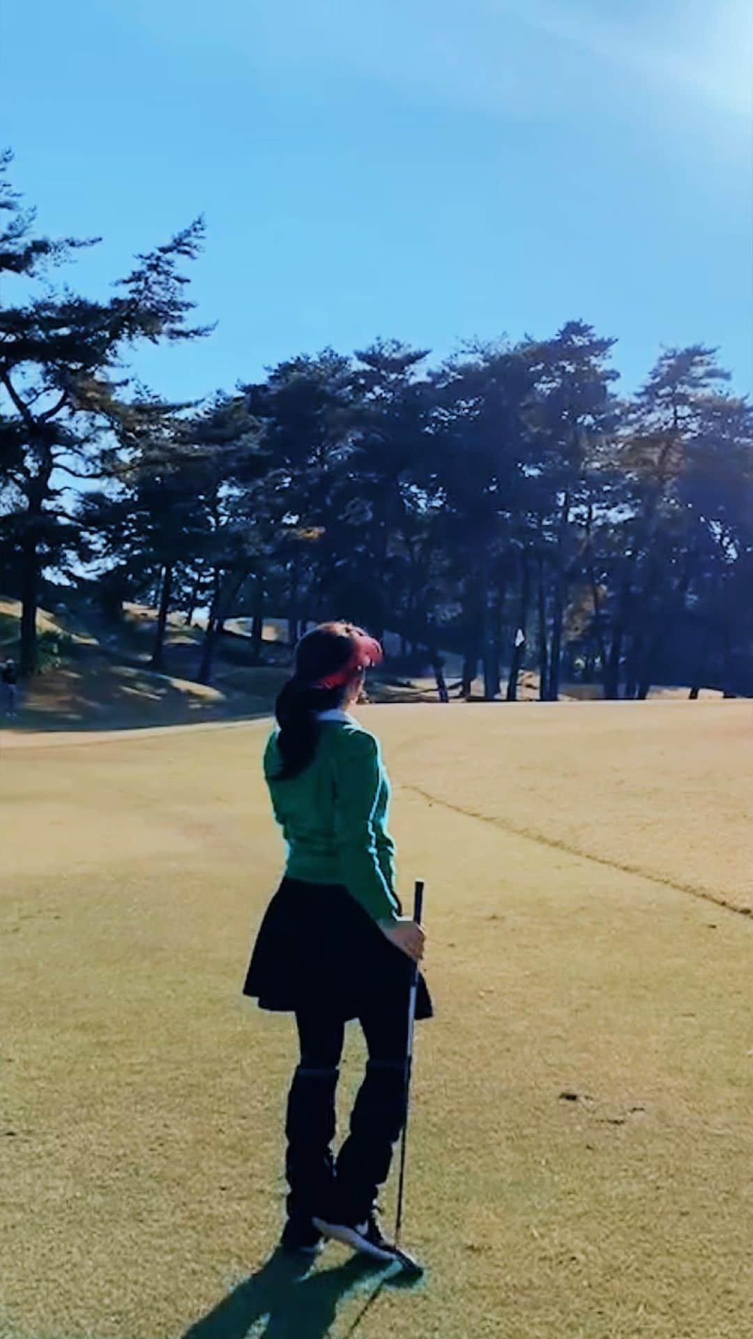 三浦マキのインスタグラム：「My golfing life⛳️🤍少し前のラウンド。こういうミラクルがあるからやめられない。 . 「あーダメだ」 「え！入った！？」 「Omg ✨」 という一連の動きですw  #golf#golfswing #golflife #golffashion #golfgirl #golfickers #ゴルフ#ゴルフ女子 #ゴルフスイング #ゴルフウェア」