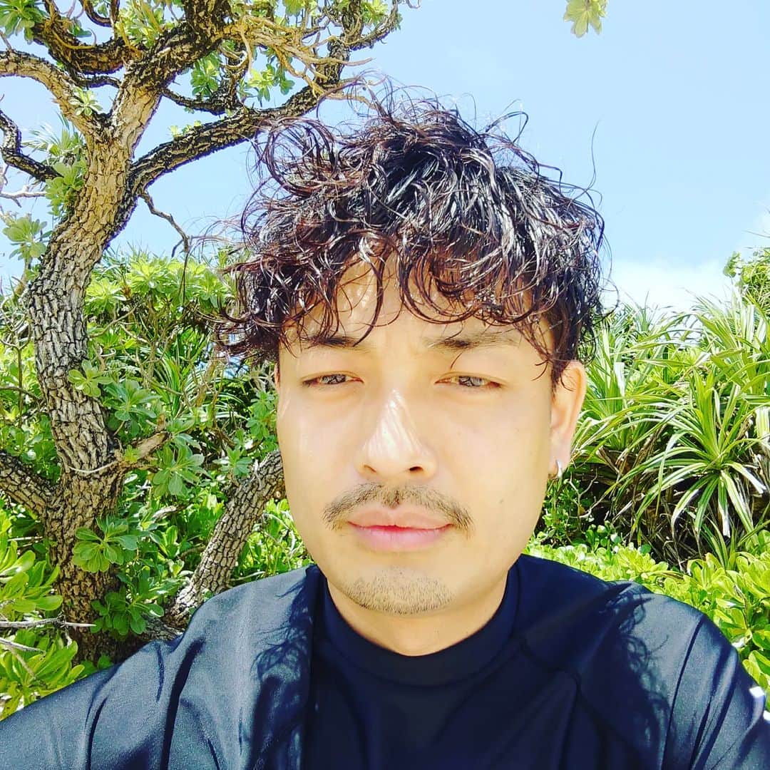 中村昌也のインスタグラム：「海❕初泳ぎ❕ 昨日はお休みして申し訳ございませんでした😞本日営業しております❕ お待ちしております❕ 宮古島市平良字下里646-2 バロックビル6階 #宮古島 #沖縄 #宮古島バー #miyakojima #miyakojimabar #バーイズ #イズ #baris #is #newopen #居酒屋 #海 #beach #japan #中村昌也」