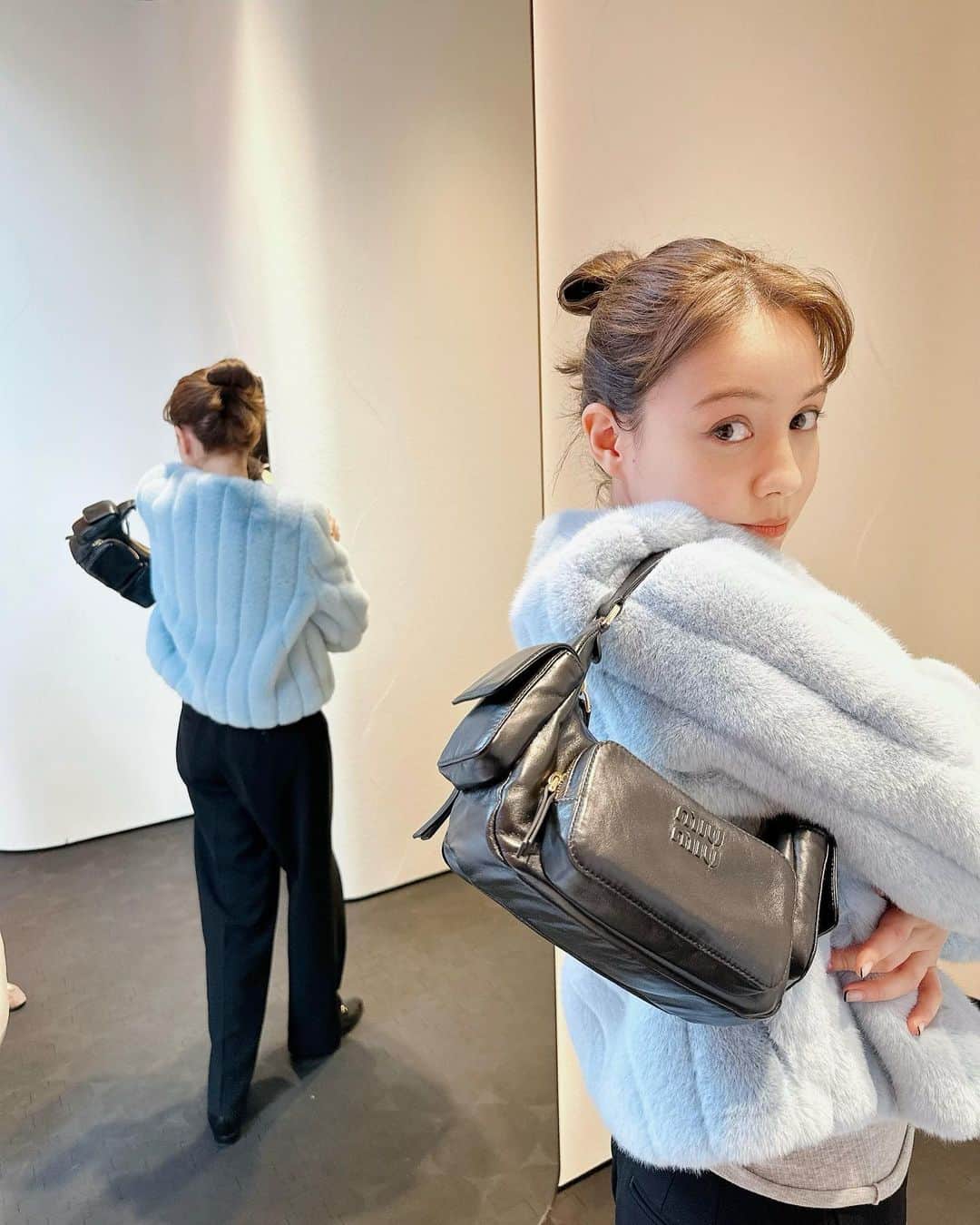 トリンドル玲奈のインスタグラム：「先日買った新しいバッグ♡  @miumiu 、かわいくてびっくり!  カッコいい中にかわいらしさがほんの少し入ってて、好き。 これからたくさん使うぞー♡  今日は雨の中2時間ジムに行ってスッキリ＆クタクタ。ごろ〜んとしながら、バッグ眺めてる☺️笑」