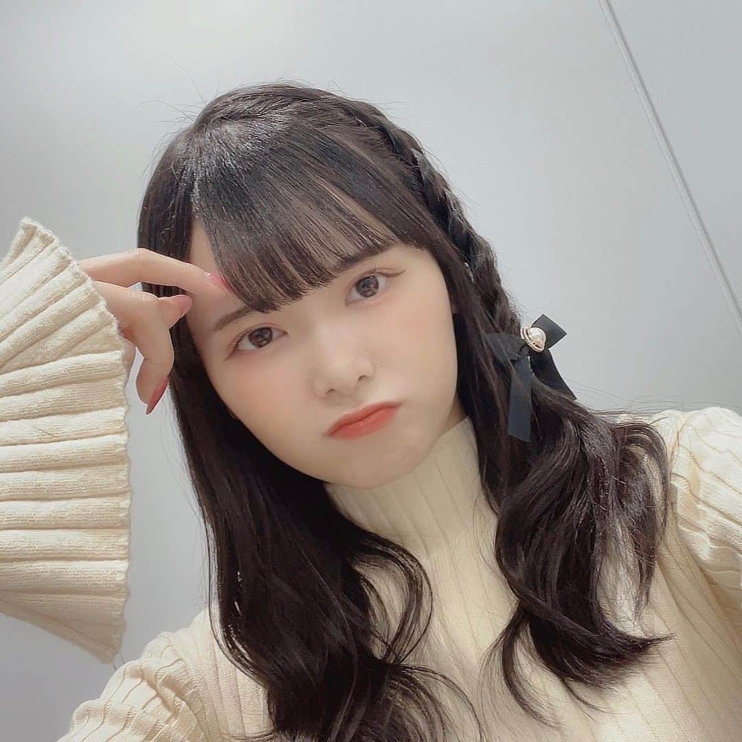 山﨑夢羽のインスタグラム：「． 湿気に勝つ   #BEYOOOOONDS #山﨑夢羽 #明日  #初日 #楽しみ #今日 #お話会  #♥️  #ありがとう #ヘアアレンジ #上手くいった   #雨ノ森川海 #雨 #湿気 #頭痛 #大丈夫」
