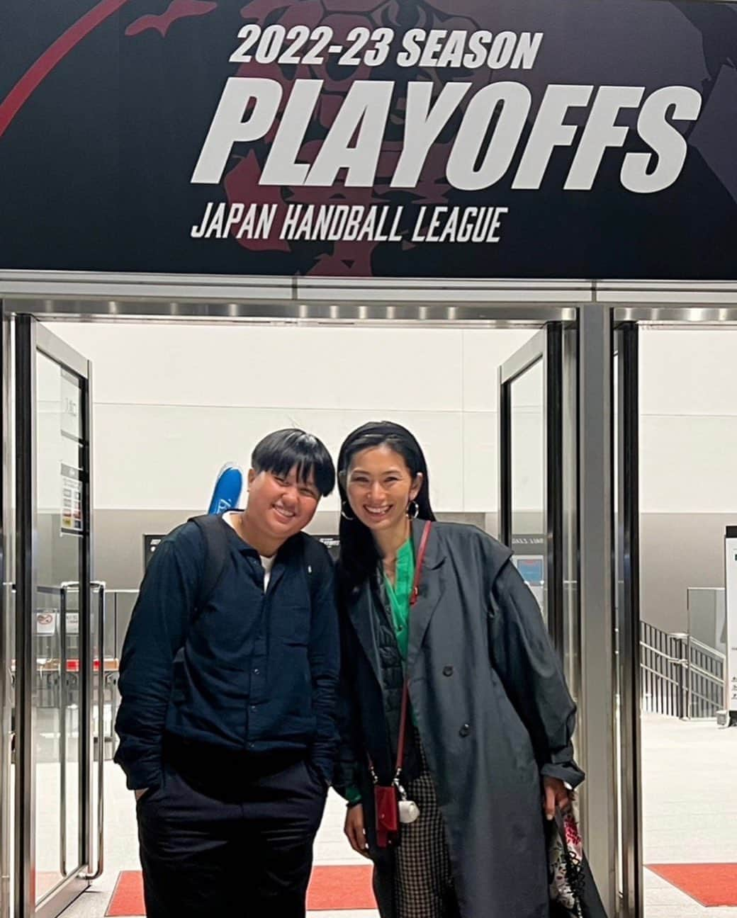 矢原里夏のインスタグラム：「ยินดีที่ได้รู้จักอีกครั้ง 🇹🇭 Great to see her again! My friend who let me play handball with her in Bangkok came to Tokyo and I invited her to watch the biggest handball tournament in Japan.  バンコクで一緒にハンドボールをさせてくれたタイ人の友達。 彼女が研修旅行で東京に来るという事で、ハンドボールのプレーオフに一緒に行って来ました🤾‍♀️🤾‍♂️ 「たくさんの人だね〜」 「タイにはこういうリーグないよ〜」 「男子選手大きいね！」 と、とても喜んでくれました☺ #ヤハラは三日間行きます #いちハンドボールファンとして　 . . . #砂の女　 #ビーチハンドボールアンバサダー #beachhandballambassador #beach #handball #beachhandball #balonmano #balonmanoplaya #tokyo #beachsports #東京 #ビーチスポーツ #ビーチハンドボール #ハンドボール #tokyo」