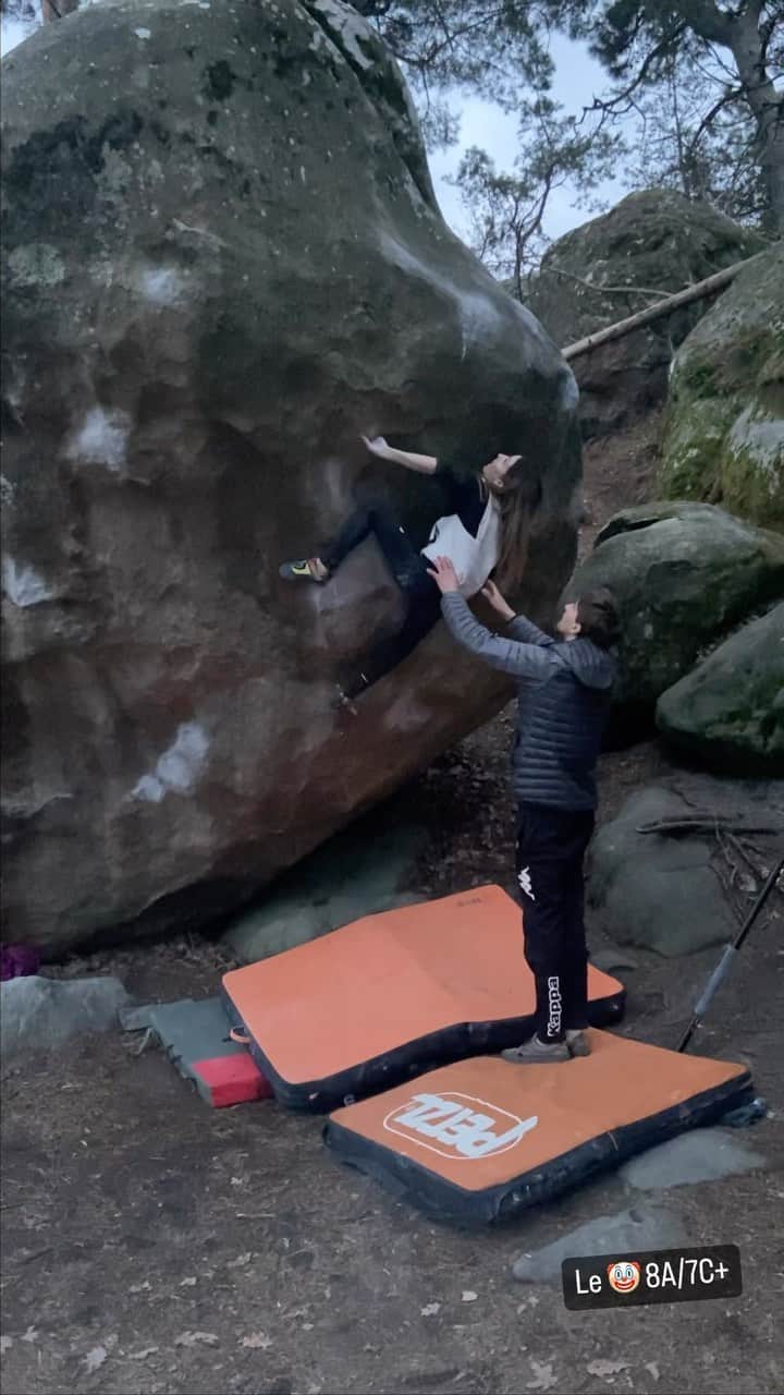 キャロライン・シノのインスタグラム：「Le Clown🤡 8A/7C+, contente de regrimper sur ce bloc magnifique.  Merci pour la parade @lumartinez_93 , la petite séance sympatoche @tessrgt et la 🎥 @hugoparmentier !! Merci pour la dégustation @claravaschetto et @mange_passion  #pasunead #justepourleplaisir   🫶Prenez soin de ce bloc, il est de plus en plus patiné. N’hésitez pas à toujours brosser à l’eau en partant. Il ne pleut jamais et les blocs sont plâtrés de magnésie🥹 Évitez de mettre de la magn liquide en forêt (souvent mélangée avec d’autres ingrédients qui salissent encore plus le bloc).  @arkose.climbing #liveelevated @girlsinbleau @crimpoilofficial #recoverfaster @scarpaspa @frictionlabs @thenorthfacefr @snap.climbing」