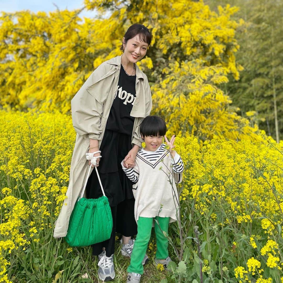 Kikuno Sayumiさんのインスタグラム写真 - (Kikuno SayumiInstagram)「〻mimosa〻 ・ ・ ・ 先週の土日のコーデ🌼 地元に帰ってたんやけどとにかく花粉にやられていたよ🤧でも花畑行って癒されてきた✨ ・ 両日で着てる　@owndaily_official の春アウター#ヨークステンカラーコート　がとにかくオススメで紹介させて〜😍 春着られる軽アウター探しとる人も多いんやないかな？ ・ これのポイントはめちゃくちゃ軽い所！元々少しシワ感のある素材やけんスチーム当てんでも届いてすぐバサっと着られる手軽な感じがママにもオススメ❣️ ・ 撥水加工もされてるよ◎大好物なヨークデザインとボリューム袖で、オーバーサイズで何にでも合わせやすいよ👌 ・ タイムセールで10％＆￥1000オフクーポン出て¥7800で買えるよ💓私はベージュにしたけど他にグリーン、ブラックとこれまた可愛くて使えそうで迷った〜 ・ 1枚目で着てるセットアップとグリーンのバッグと2枚目のお揃いのスウェットは　@select.shop.jbg のもの✨セットアップは上下バラで着られて着回しきくし、スカートもゴムで楽ちんやった💓バッグもグリーン差し色に使えて重宝する！　　@uniqlo_jp の#ドローストリングショルダーバッグ 半開き気になる😂 ・ ・ #ファッション#コーデ#fashion#ママ#ママコーデ#プチプラコーデ#大人カジュアル#ヘアアレンジ#大人可愛い#옷스타그램#シンプルコーデ#158cmコーデ #mamagirl#ママリ#ママリファッション#locari#lucrajp#春コーデ#ヘアアレンジ#カジュアルコーデ#デイリーコーデ#キレイめコーデ#お出掛けコーデ#菜の花畑#ミモザ#犬寄せ峠の黄色い丘#mimosa」3月18日 19時24分 - sayumikikuno