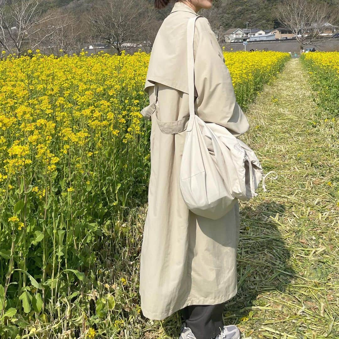 Kikuno Sayumiさんのインスタグラム写真 - (Kikuno SayumiInstagram)「〻mimosa〻 ・ ・ ・ 先週の土日のコーデ🌼 地元に帰ってたんやけどとにかく花粉にやられていたよ🤧でも花畑行って癒されてきた✨ ・ 両日で着てる　@owndaily_official の春アウター#ヨークステンカラーコート　がとにかくオススメで紹介させて〜😍 春着られる軽アウター探しとる人も多いんやないかな？ ・ これのポイントはめちゃくちゃ軽い所！元々少しシワ感のある素材やけんスチーム当てんでも届いてすぐバサっと着られる手軽な感じがママにもオススメ❣️ ・ 撥水加工もされてるよ◎大好物なヨークデザインとボリューム袖で、オーバーサイズで何にでも合わせやすいよ👌 ・ タイムセールで10％＆￥1000オフクーポン出て¥7800で買えるよ💓私はベージュにしたけど他にグリーン、ブラックとこれまた可愛くて使えそうで迷った〜 ・ 1枚目で着てるセットアップとグリーンのバッグと2枚目のお揃いのスウェットは　@select.shop.jbg のもの✨セットアップは上下バラで着られて着回しきくし、スカートもゴムで楽ちんやった💓バッグもグリーン差し色に使えて重宝する！　　@uniqlo_jp の#ドローストリングショルダーバッグ 半開き気になる😂 ・ ・ #ファッション#コーデ#fashion#ママ#ママコーデ#プチプラコーデ#大人カジュアル#ヘアアレンジ#大人可愛い#옷스타그램#シンプルコーデ#158cmコーデ #mamagirl#ママリ#ママリファッション#locari#lucrajp#春コーデ#ヘアアレンジ#カジュアルコーデ#デイリーコーデ#キレイめコーデ#お出掛けコーデ#菜の花畑#ミモザ#犬寄せ峠の黄色い丘#mimosa」3月18日 19時24分 - sayumikikuno