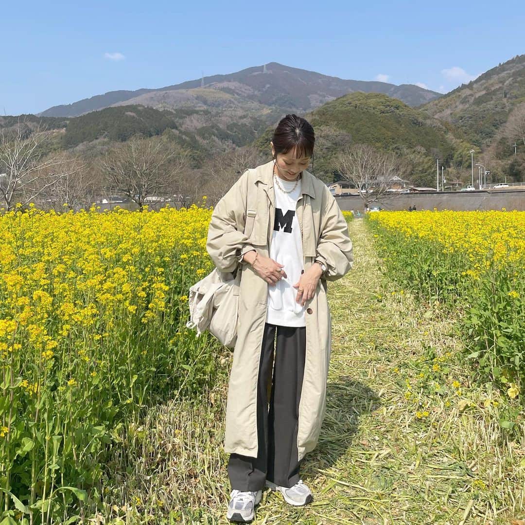 Kikuno Sayumiさんのインスタグラム写真 - (Kikuno SayumiInstagram)「〻mimosa〻 ・ ・ ・ 先週の土日のコーデ🌼 地元に帰ってたんやけどとにかく花粉にやられていたよ🤧でも花畑行って癒されてきた✨ ・ 両日で着てる　@owndaily_official の春アウター#ヨークステンカラーコート　がとにかくオススメで紹介させて〜😍 春着られる軽アウター探しとる人も多いんやないかな？ ・ これのポイントはめちゃくちゃ軽い所！元々少しシワ感のある素材やけんスチーム当てんでも届いてすぐバサっと着られる手軽な感じがママにもオススメ❣️ ・ 撥水加工もされてるよ◎大好物なヨークデザインとボリューム袖で、オーバーサイズで何にでも合わせやすいよ👌 ・ タイムセールで10％＆￥1000オフクーポン出て¥7800で買えるよ💓私はベージュにしたけど他にグリーン、ブラックとこれまた可愛くて使えそうで迷った〜 ・ 1枚目で着てるセットアップとグリーンのバッグと2枚目のお揃いのスウェットは　@select.shop.jbg のもの✨セットアップは上下バラで着られて着回しきくし、スカートもゴムで楽ちんやった💓バッグもグリーン差し色に使えて重宝する！　　@uniqlo_jp の#ドローストリングショルダーバッグ 半開き気になる😂 ・ ・ #ファッション#コーデ#fashion#ママ#ママコーデ#プチプラコーデ#大人カジュアル#ヘアアレンジ#大人可愛い#옷스타그램#シンプルコーデ#158cmコーデ #mamagirl#ママリ#ママリファッション#locari#lucrajp#春コーデ#ヘアアレンジ#カジュアルコーデ#デイリーコーデ#キレイめコーデ#お出掛けコーデ#菜の花畑#ミモザ#犬寄せ峠の黄色い丘#mimosa」3月18日 19時24分 - sayumikikuno