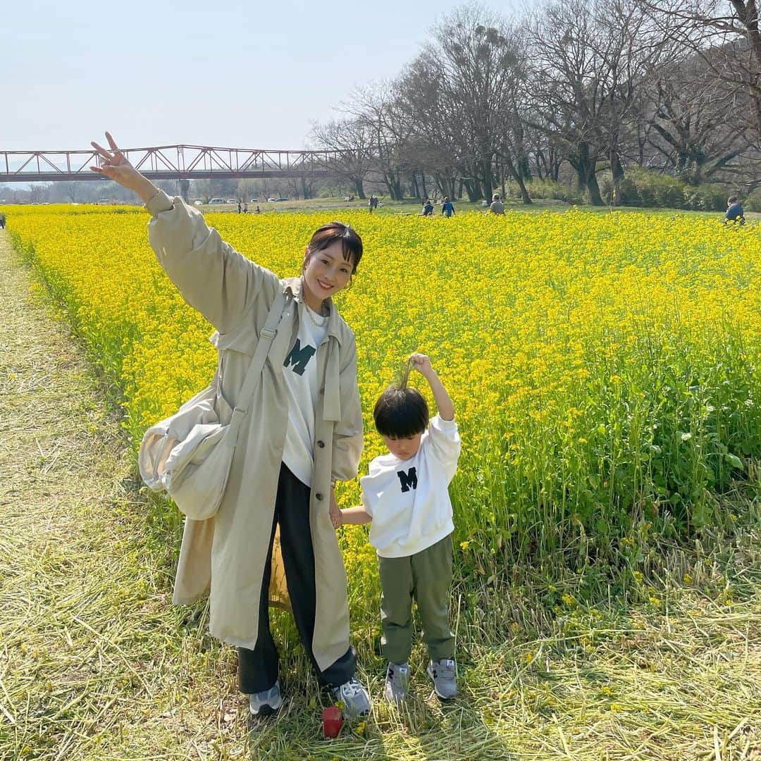 Kikuno Sayumiさんのインスタグラム写真 - (Kikuno SayumiInstagram)「〻mimosa〻 ・ ・ ・ 先週の土日のコーデ🌼 地元に帰ってたんやけどとにかく花粉にやられていたよ🤧でも花畑行って癒されてきた✨ ・ 両日で着てる　@owndaily_official の春アウター#ヨークステンカラーコート　がとにかくオススメで紹介させて〜😍 春着られる軽アウター探しとる人も多いんやないかな？ ・ これのポイントはめちゃくちゃ軽い所！元々少しシワ感のある素材やけんスチーム当てんでも届いてすぐバサっと着られる手軽な感じがママにもオススメ❣️ ・ 撥水加工もされてるよ◎大好物なヨークデザインとボリューム袖で、オーバーサイズで何にでも合わせやすいよ👌 ・ タイムセールで10％＆￥1000オフクーポン出て¥7800で買えるよ💓私はベージュにしたけど他にグリーン、ブラックとこれまた可愛くて使えそうで迷った〜 ・ 1枚目で着てるセットアップとグリーンのバッグと2枚目のお揃いのスウェットは　@select.shop.jbg のもの✨セットアップは上下バラで着られて着回しきくし、スカートもゴムで楽ちんやった💓バッグもグリーン差し色に使えて重宝する！　　@uniqlo_jp の#ドローストリングショルダーバッグ 半開き気になる😂 ・ ・ #ファッション#コーデ#fashion#ママ#ママコーデ#プチプラコーデ#大人カジュアル#ヘアアレンジ#大人可愛い#옷스타그램#シンプルコーデ#158cmコーデ #mamagirl#ママリ#ママリファッション#locari#lucrajp#春コーデ#ヘアアレンジ#カジュアルコーデ#デイリーコーデ#キレイめコーデ#お出掛けコーデ#菜の花畑#ミモザ#犬寄せ峠の黄色い丘#mimosa」3月18日 19時24分 - sayumikikuno