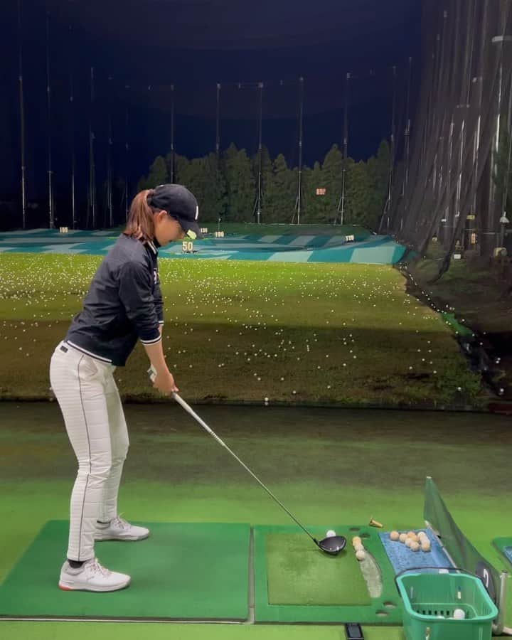 のインスタグラム：「Dw、8I 620球Done🏌️‍♀️  テーマ「おへそで地面とクラブが平行のところまで」手は使わない🙅‍♀️  #golf #golfwear #golfswing #ゴルフ #ゴルフウェア #ゴルフスイング #ゴルフスイング動画 #ドライバーショット #ゴルフ女子」