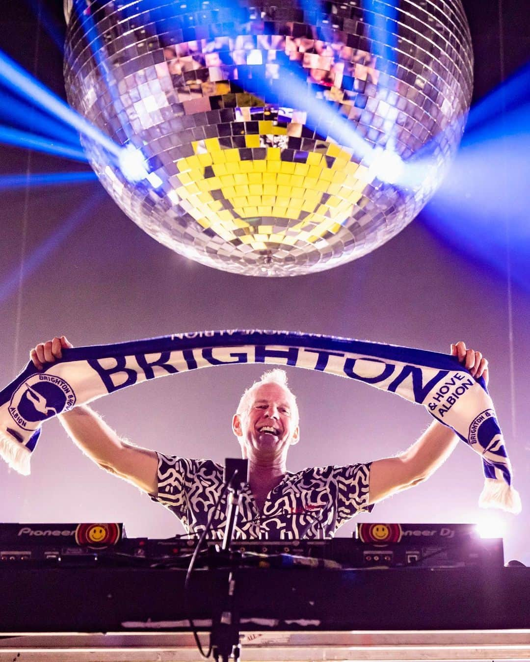 FatboySlimさんのインスタグラム写真 - (FatboySlimInstagram)「Home is where the heart is…. Thank You Brighton.  Liverpool, Cardiff and Bournemouth to come next week! 📷 @danreidphoto  #Fatboyslim #bhafc」3月18日 19時26分 - officialfatboyslim