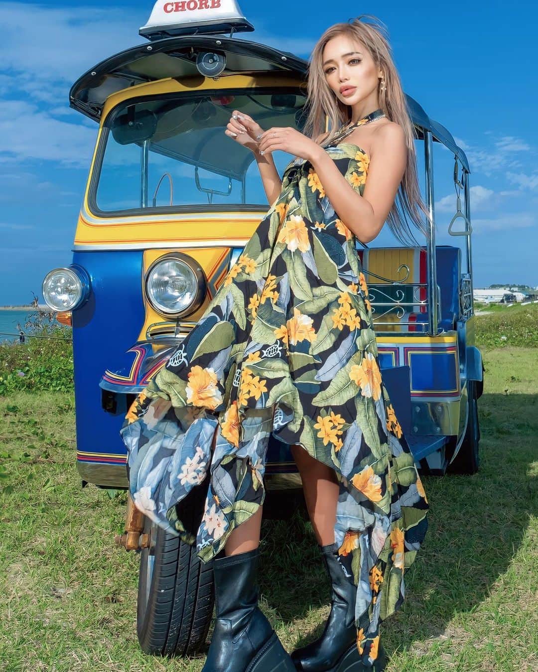 のインスタグラム：「. . It's getting warmer, so I want to go to Okinawa soon ♡‿(･×･)‿♡I want to sunbathe 💓😍 . .そろそろ暖かくなってきたから、沖縄に行きたいなぁ🌺🌴日光浴したい(๑و•̀Δ•́)و🌟今日は東京寒すぎてあかん🫠🫠ww . .わいには日光が必要だし🫣💞元気の源!(´▽｀)リフレッシュしたいなぁ💚🧡💙 . .ハワイで買ったワンピースお気に入り👗+👠=💃ブーツ @shein_japan  . . . . . . . . . . . . . . . . .#沖縄 #沖縄旅行 #沖縄観光 #sheinコーデ #sheinofficial #春コーデ #ギャル #ギャルコーデ #ラテ肌」