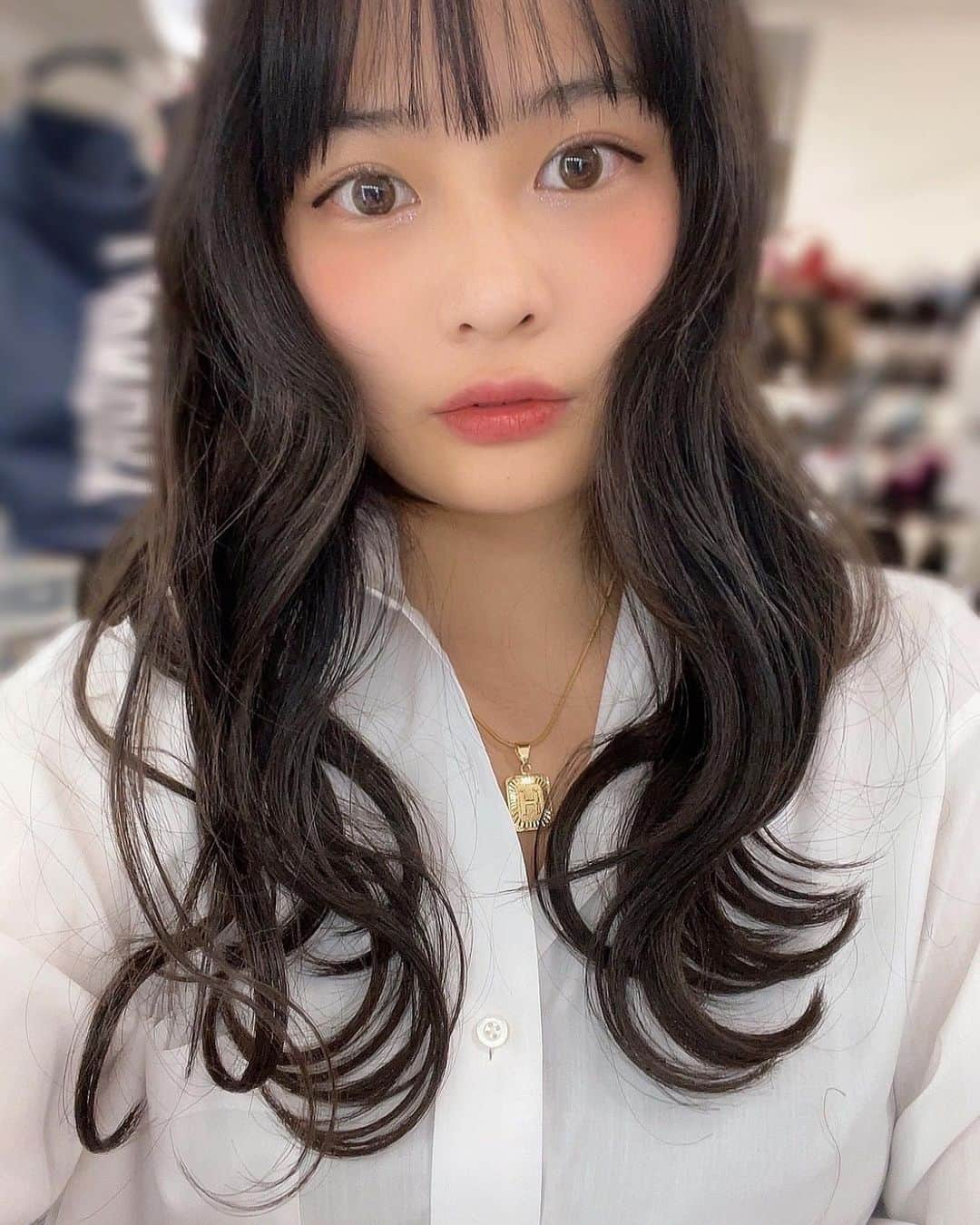 西本ヒカルのインスタグラム：「・ 🤍🪄『H』  可愛くておしゃれなデザインのネックレス.〖necklace〗🤍  春夏服にぴったりで嬉しいです☺︎  🐚🌊  #summerycoco  #necklace」