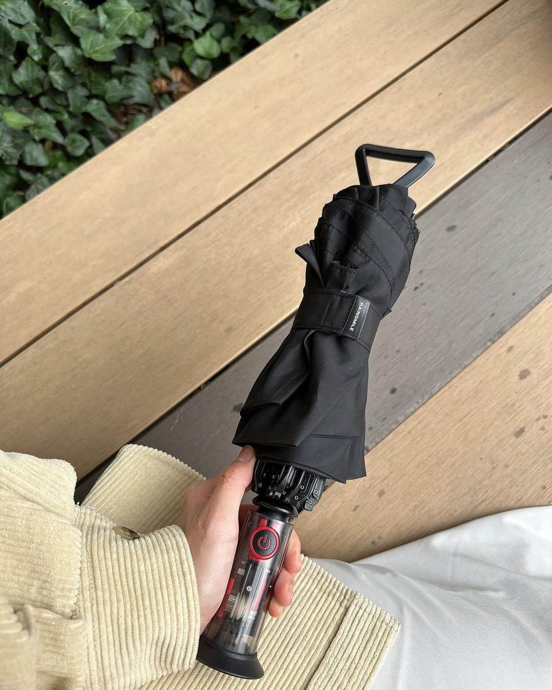 のインスタグラム：「今日は1日雨〜☔️  頂いた傘が優秀すぎた🌂✨  自動開閉逆折り傘 「Rain Smile U2」☂️  @afustore_jp  ワンプッシュで開いて、強風でも使えて撥水性は最高水準✨アウトドアでめっちゃ使えるね🏔✨  10m/sの風速にも耐えられます✨ 逆さま設計で、雨水が内側になるの便利✨ Makuakeでクラウドファンディング中😌 #sponsored #afustore #傘 #雨傘 #雨具 #レイングッズ #雨の日 #便利グッズ #おすすめ」