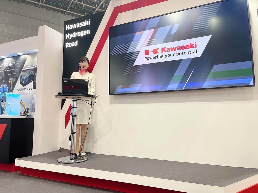 本城結実のインスタグラム：「今週はビッグサイトで開催されたFC EXPO 川崎重工様のブースにてナレーターを務めました🎤  お客様と近い距離でのプレゼンでマスクを外してナレーションしたの、何年ぶりだろう？✨ 入り口で規制がかかる位沢山の人で溢れ、 プレゼンも毎回の多くのお客様にお越し頂きました ありがとうございました😊」