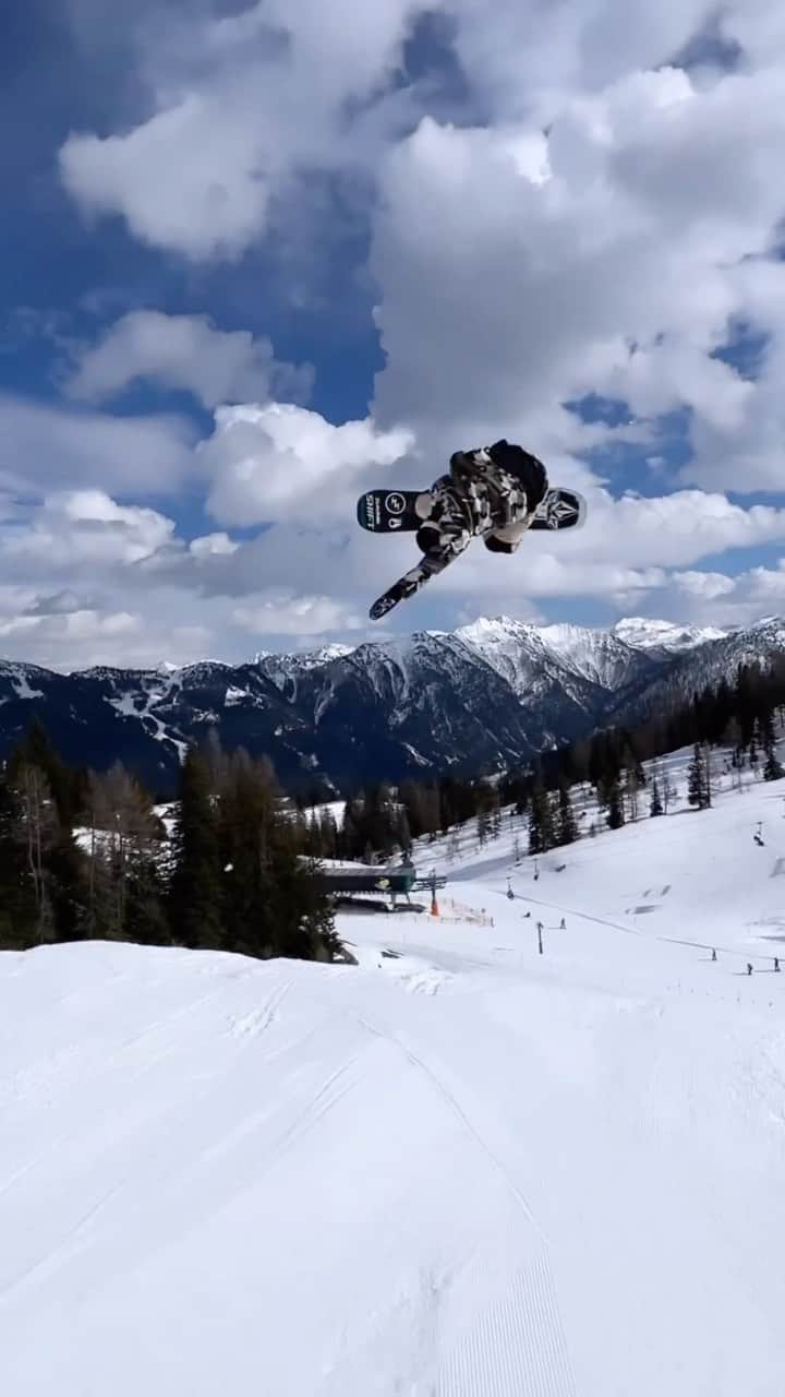 飛田流輝のインスタグラム：「F360🐟😮‍💨⚔️🌸  📸　@genky18 🎣 @volcomjapan #volcomjapan @willraise_official #willraise @electric_japan  #snowboad #snowboarding #スノーボード」