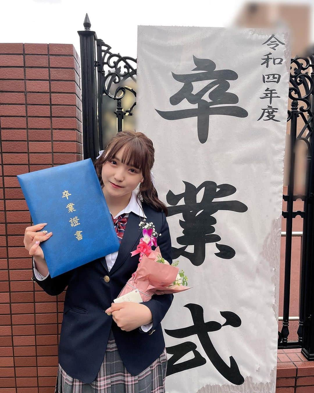 清野桃々姫さんのインスタグラム写真 - (清野桃々姫Instagram)「ᜊ  高校卒業しました！！！！！🎓💐🌸  JKブランド一生名乗ってたかった！！！！！！！！！！！  ああさみしい普通にむり！！！！！！！！！！ 　  心優しいお友達や先生に沢山助けられた3年間でした🫶 みんなほんと大好き！！ ありがとうございました☺️ 　 　   #ももひめもりー  #LJK #元JK #卒業式 #輝きぃ  #ほんとに  #楽しかった！ 🤍┈┈🧡┈┈🤍┈┈🧡┈┈🤍┈┈‎🧡┈┈🤍 #清野桃々姫  #momohime  #โมะโมะฮิเมะ #PrincesaDurazno #love #idol  #Japan #ญี่ปุ่น #TalkBox #humanbeatbox #beyooooonds #helloproject」3月18日 19時45分 - momohime_kiyono.official