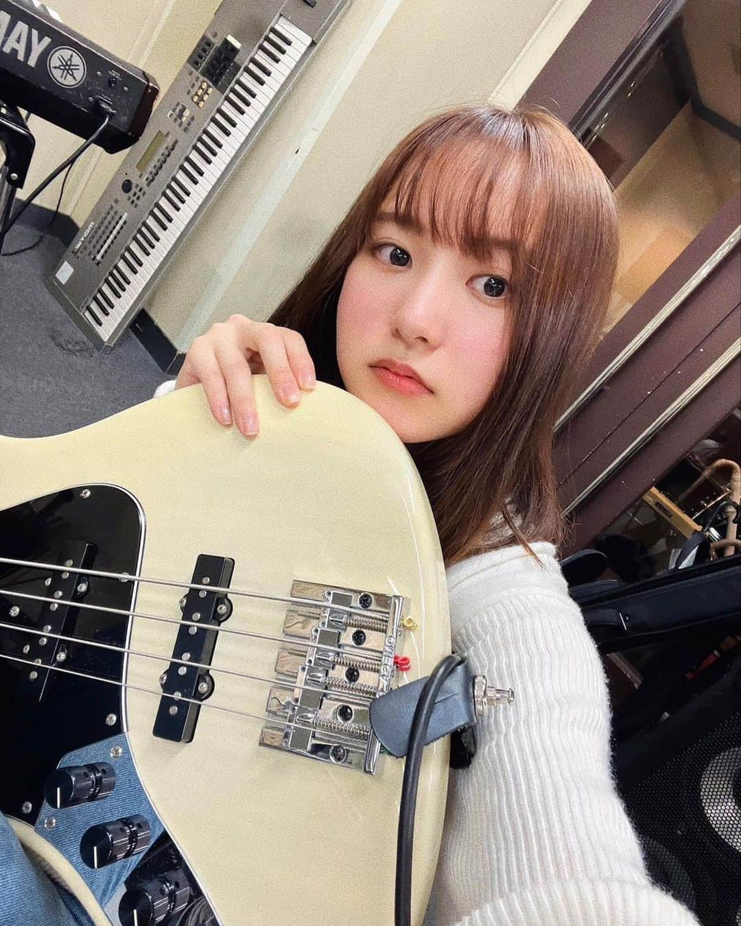 杉岡泉美さんのインスタグラム写真 - (杉岡泉美Instagram)「今日は3月20のLIVEのリハーサルでした！もう少しで本番🎸 皆さんにお会いできるのを楽しみにしています🙇🏻‍♀️✨ #相棒との写真 #練習したので顔が赤いです」3月18日 19時55分 - sard_sugioka