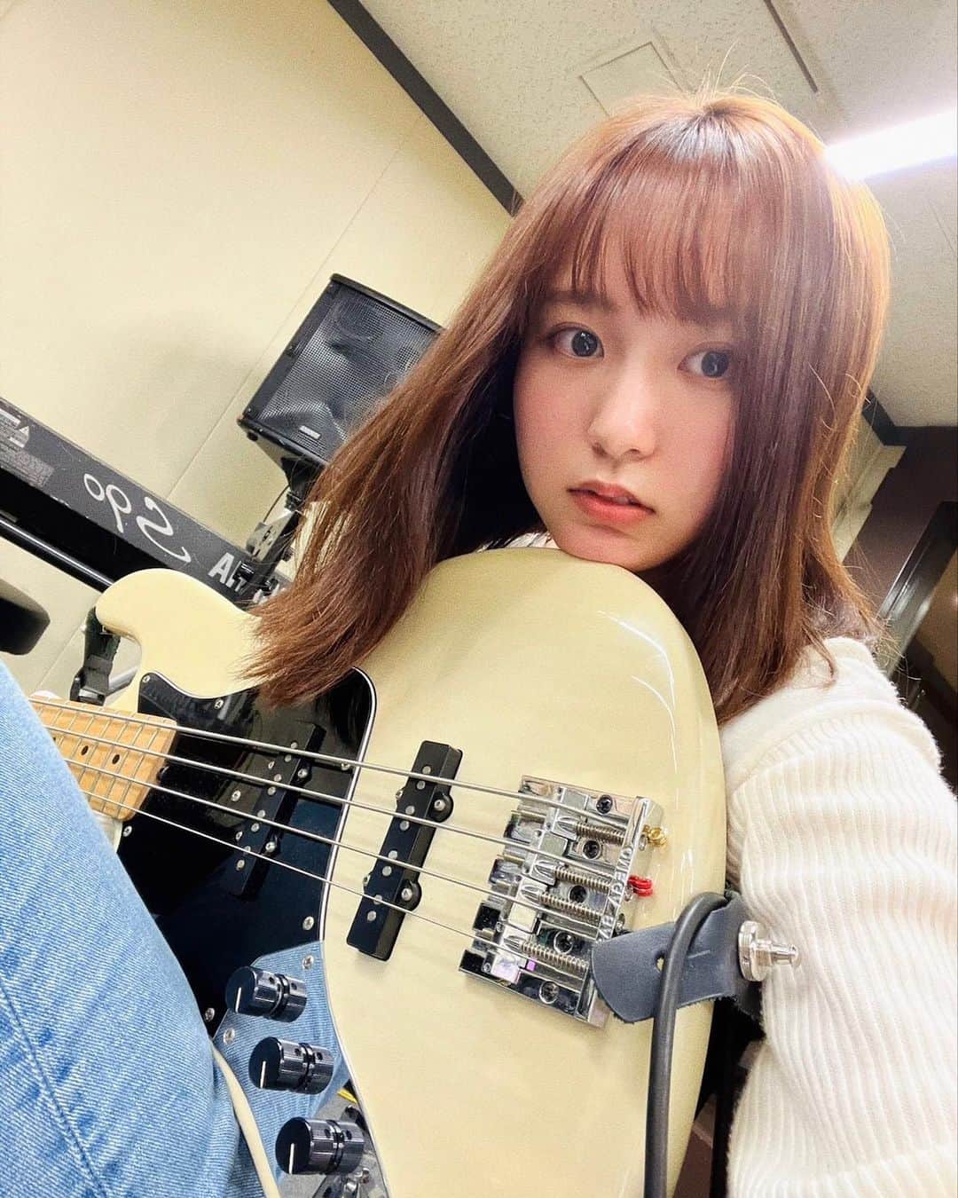 杉岡泉美のインスタグラム：「今日は3月20のLIVEのリハーサルでした！もう少しで本番🎸 皆さんにお会いできるのを楽しみにしています🙇🏻‍♀️✨ #相棒との写真 #練習したので顔が赤いです」