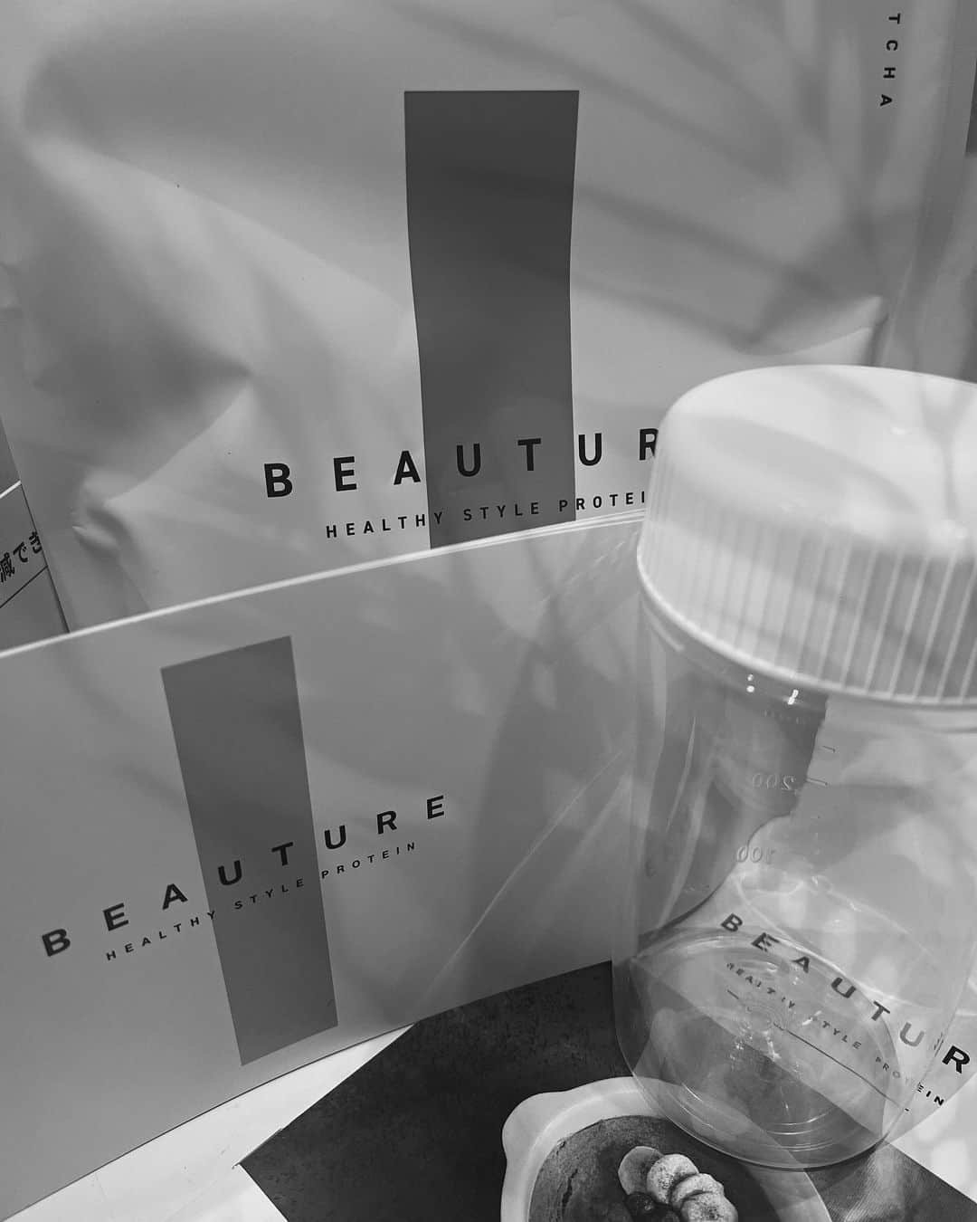RIKOのインスタグラム：「本日OPENした @beauture_official の 完全栄養プロテインを紹介‎します🤍🌿‬ ܸ  ▶ 保存料や人工甘味料不使用 ▶ MCTオイルやイヌリンなどに加え 【良質な植物性タンパク質】が摂れる ▶ 腹持ちが良く糖質やカロリーが控えめ ▶アミノ酸スコア100 etc...  動物性のタンパク質が身体に合わない私にとっては 無くてはならない @beauture_official プロテイン🌿‬  とにかく飲みやすいのが率直な感想です！笑 飲みたい！ってなる感覚🤣  今は幅広くの人たちにプロテインの需要性があると言われています🌼 まだあまりプロテインを飲んだことの無い人は多くいると思います🍃 トレーニングだけでなくバランスの良い栄養を摂ることや置き換えなどの目的でぜひプロテインを❤️‍🔥  ◆限定クーポンコード‎🤍  【cocoru】▼▼▼▼▼  ・定期初回購入が20%OFF！ ・『BEAUTUREオリジナルシェイカー』をプレゼント！ ※クーポンの有効期限は2週間になりますのでお早めにお願いします。  #beautural  #ビューチャー   #完全栄養プロテイン  #beautureプロテイン」
